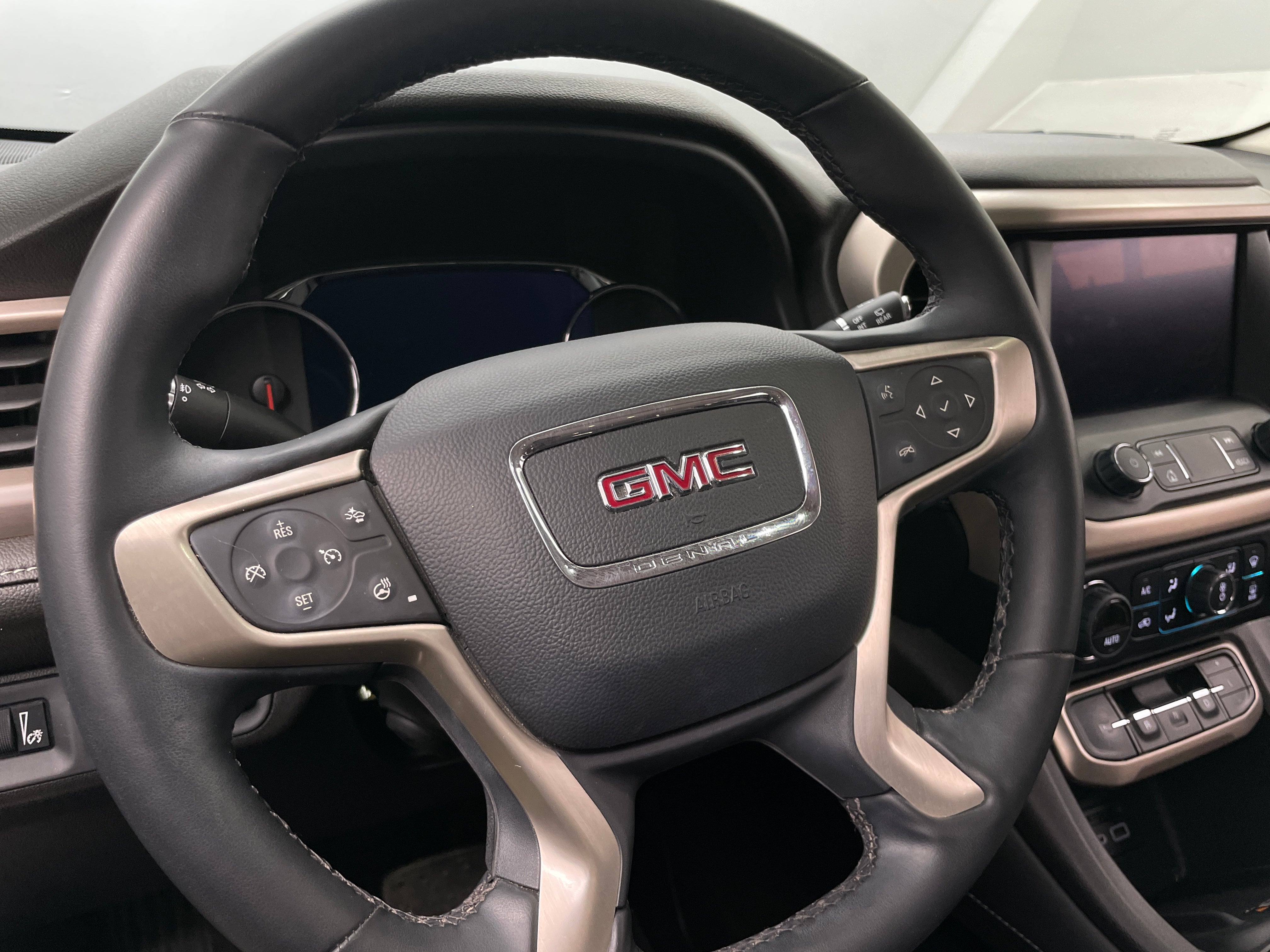 2023 GMC Acadia Denali 4
