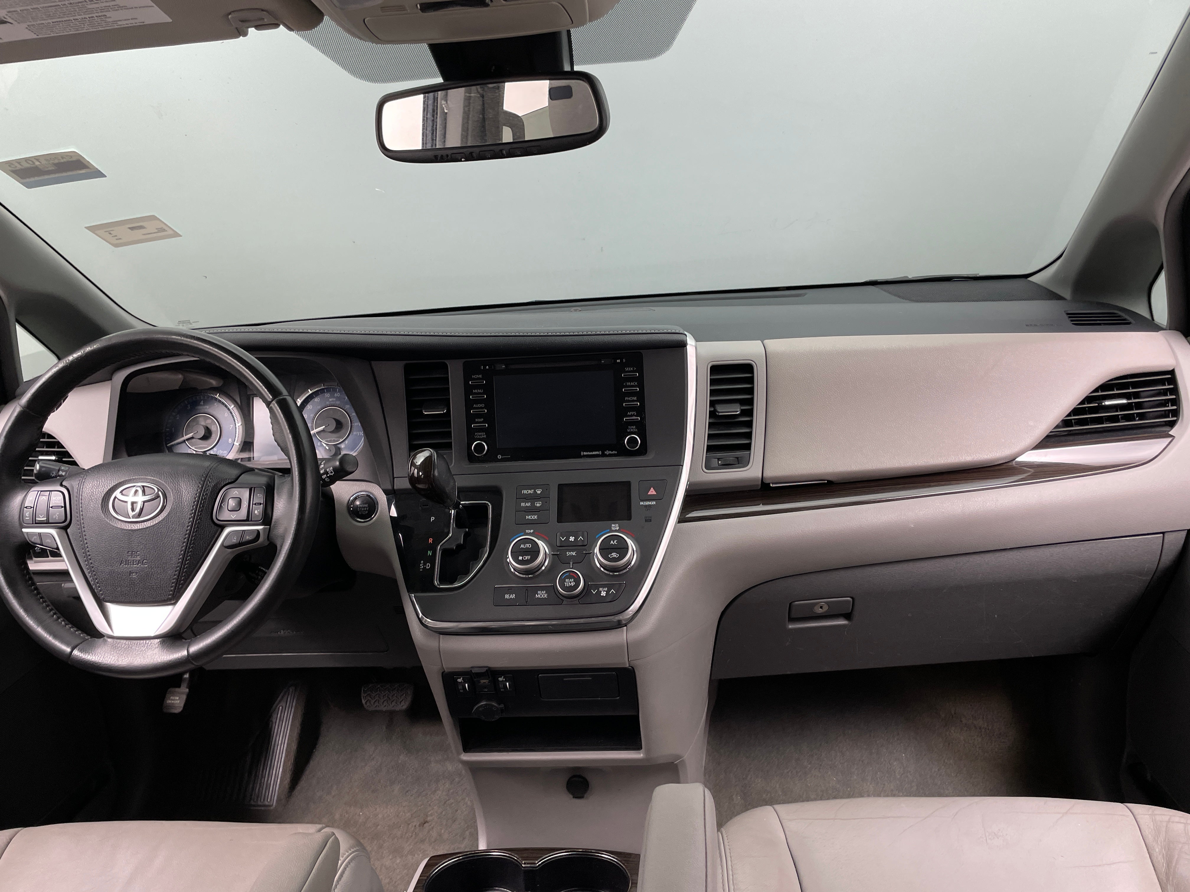 2018 Toyota Sienna XLE 2
