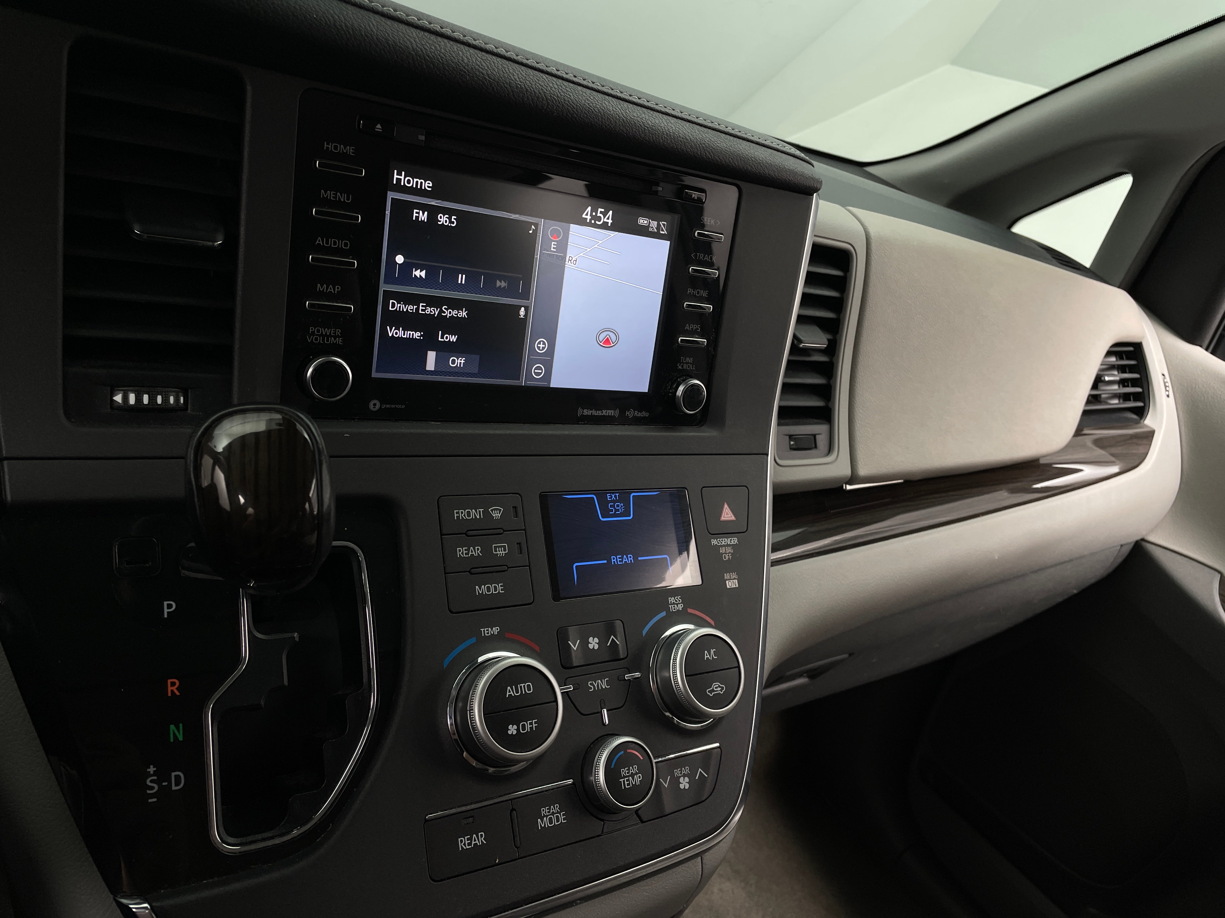 2018 Toyota Sienna XLE 3
