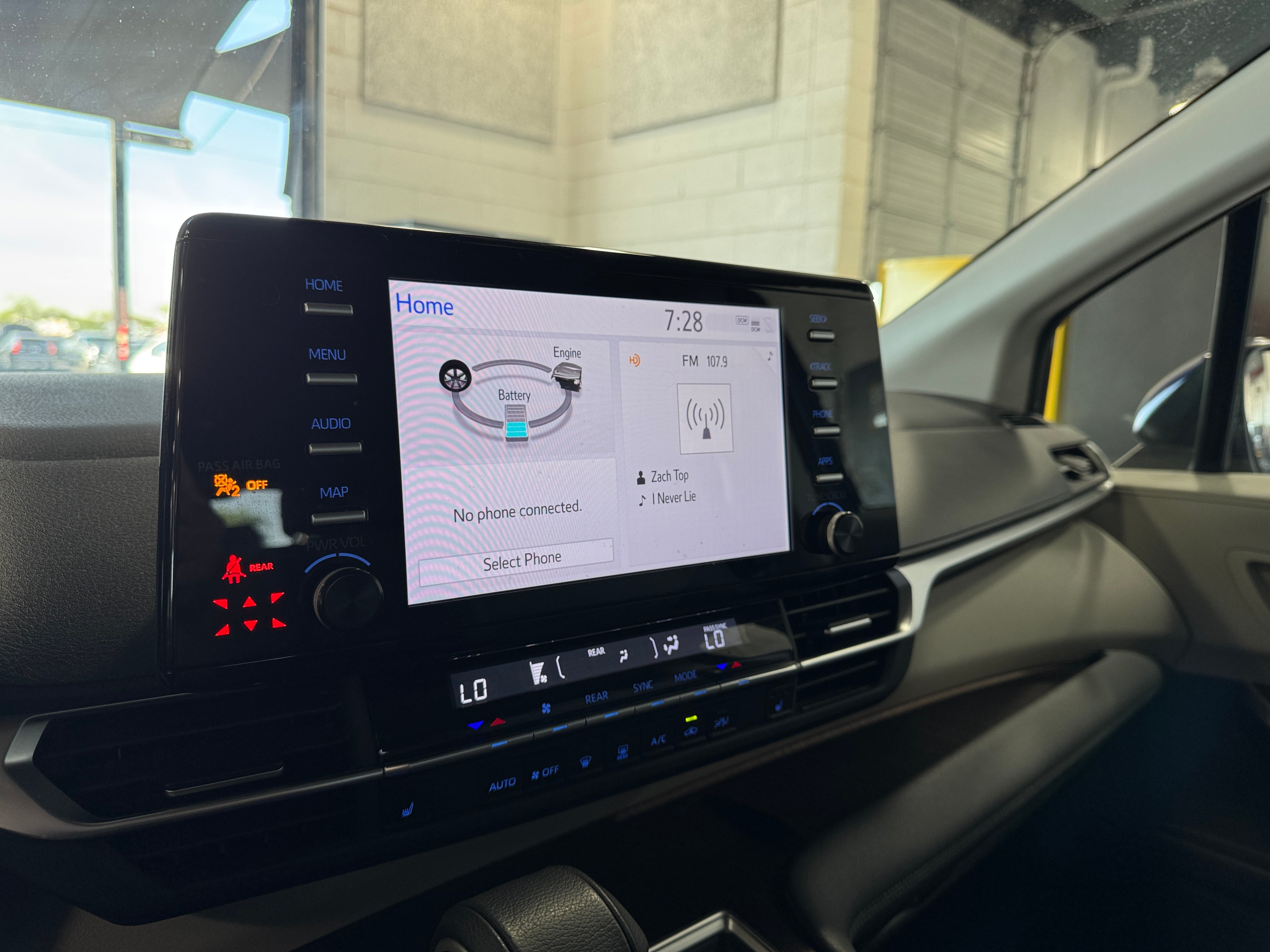 2022 Toyota Sienna XLE 3