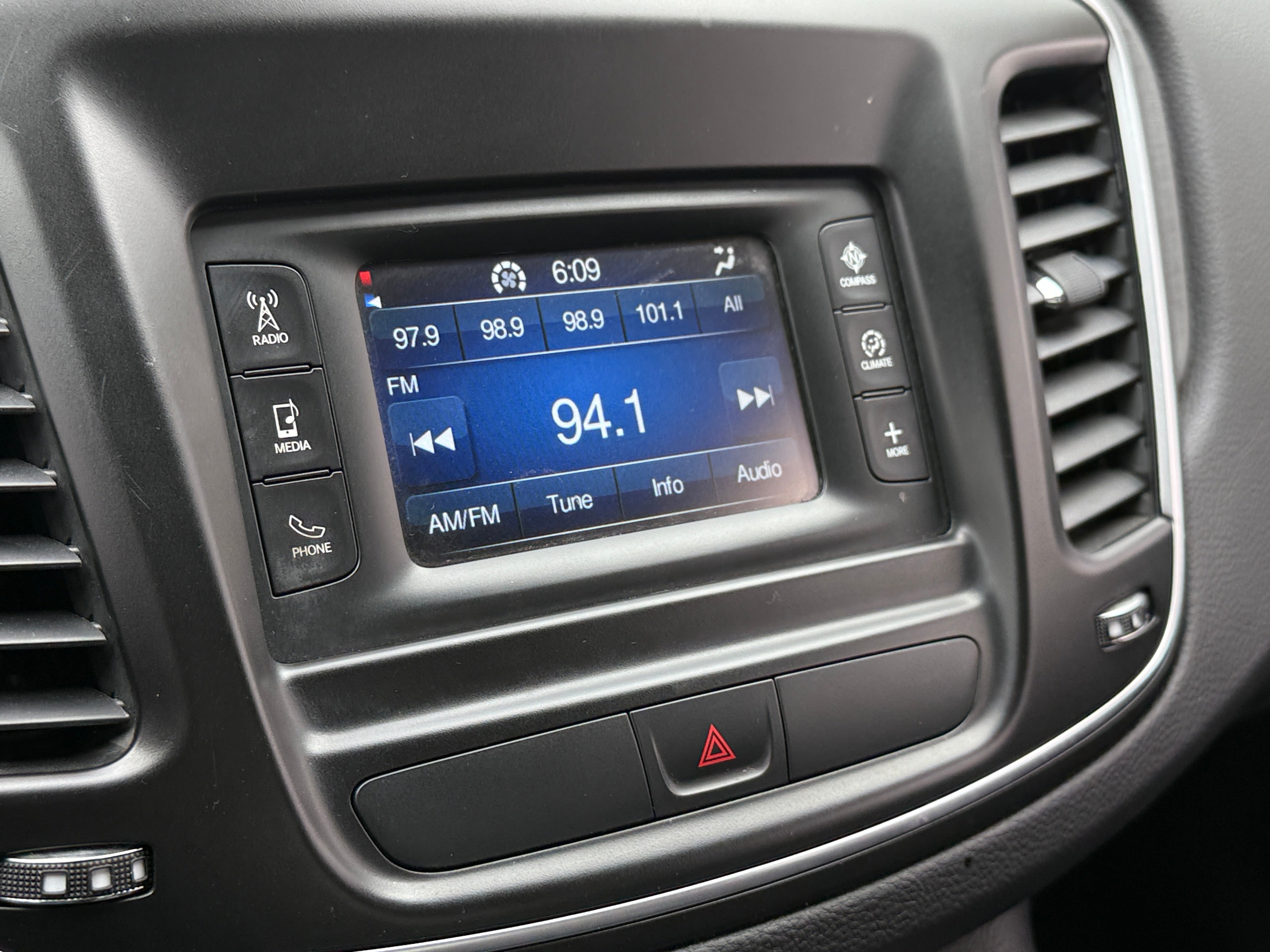 2016 Chrysler 200 Limited 4