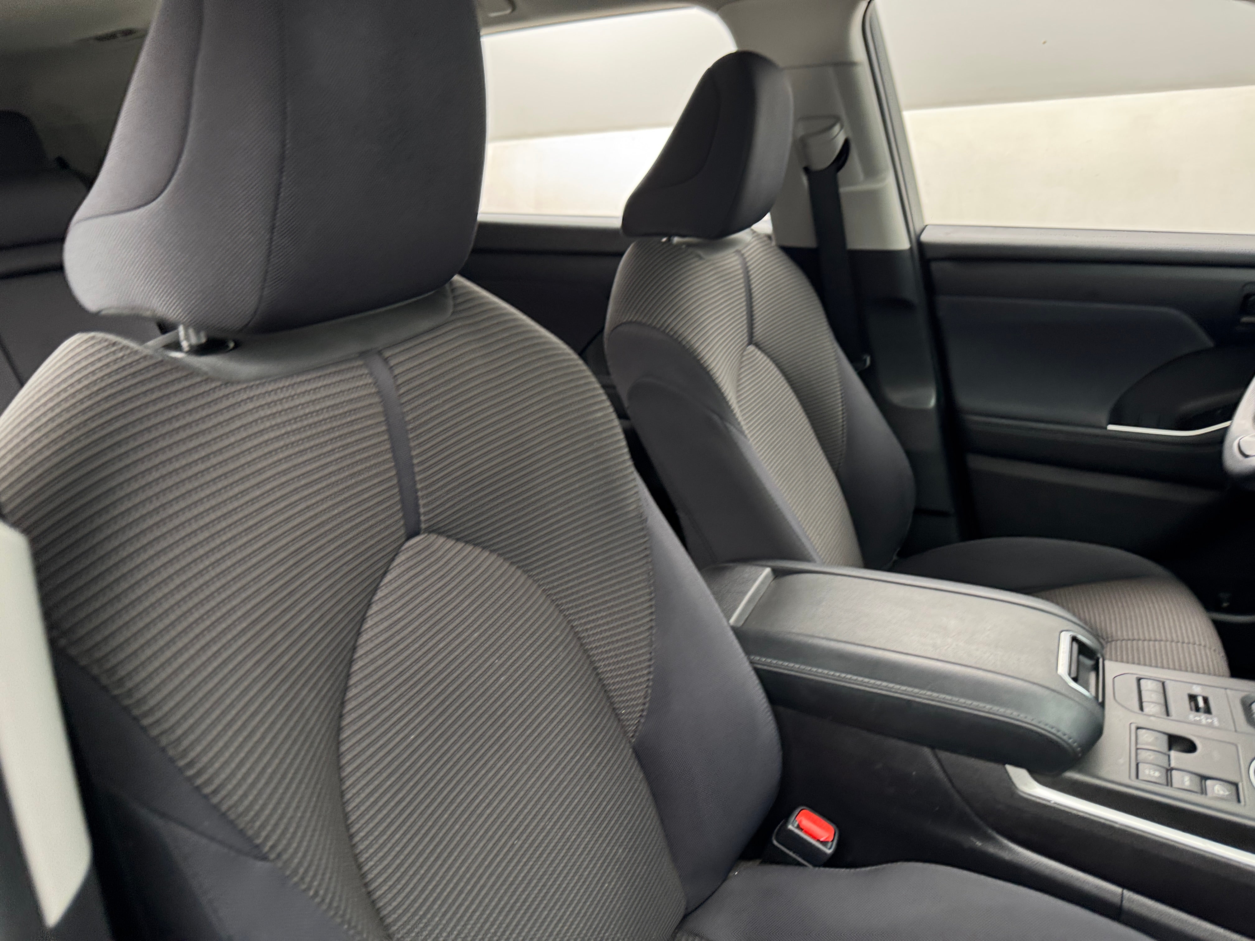 2023 Toyota Highlander L 2