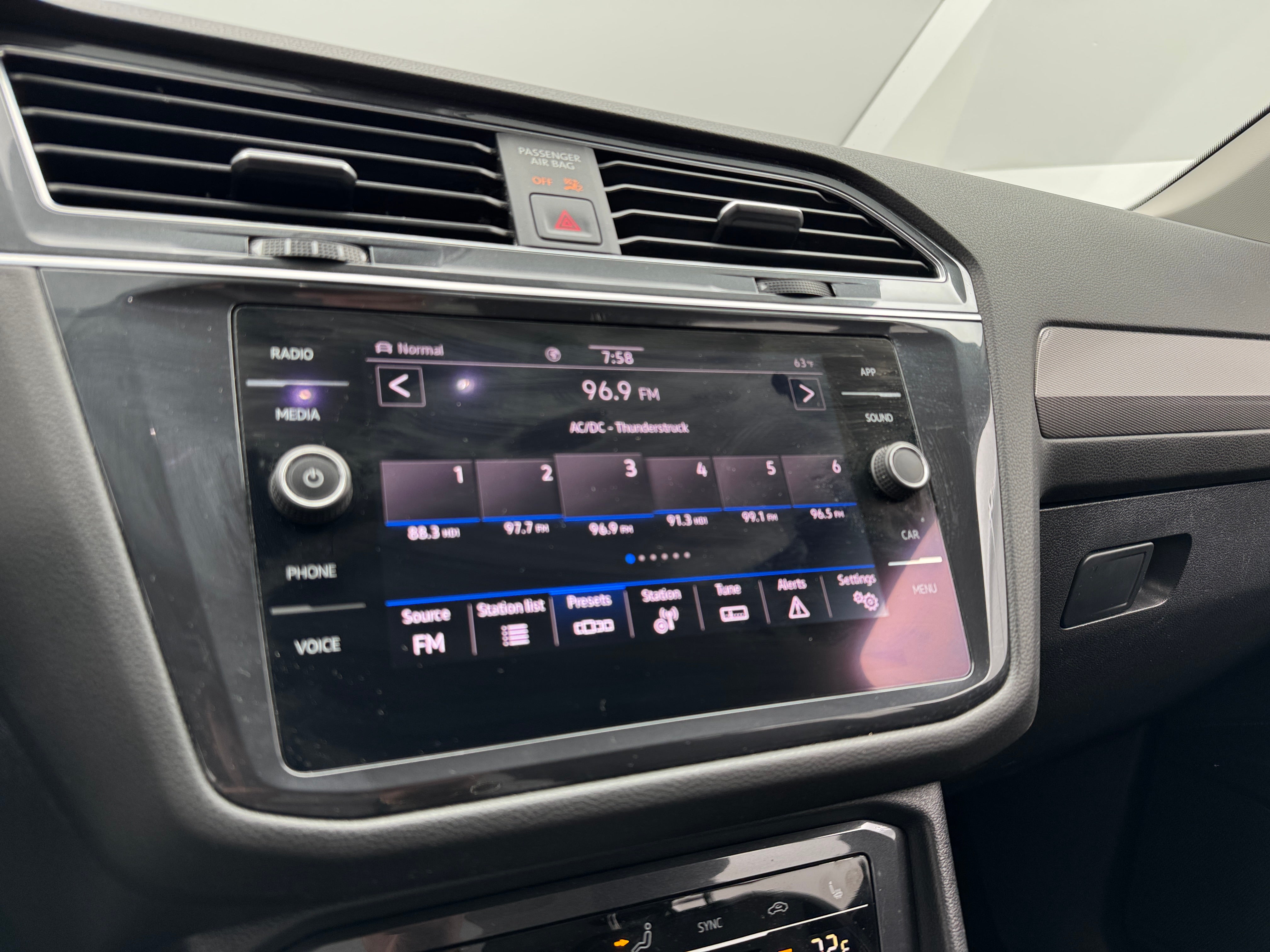 2022 Volkswagen Tiguan SE 3