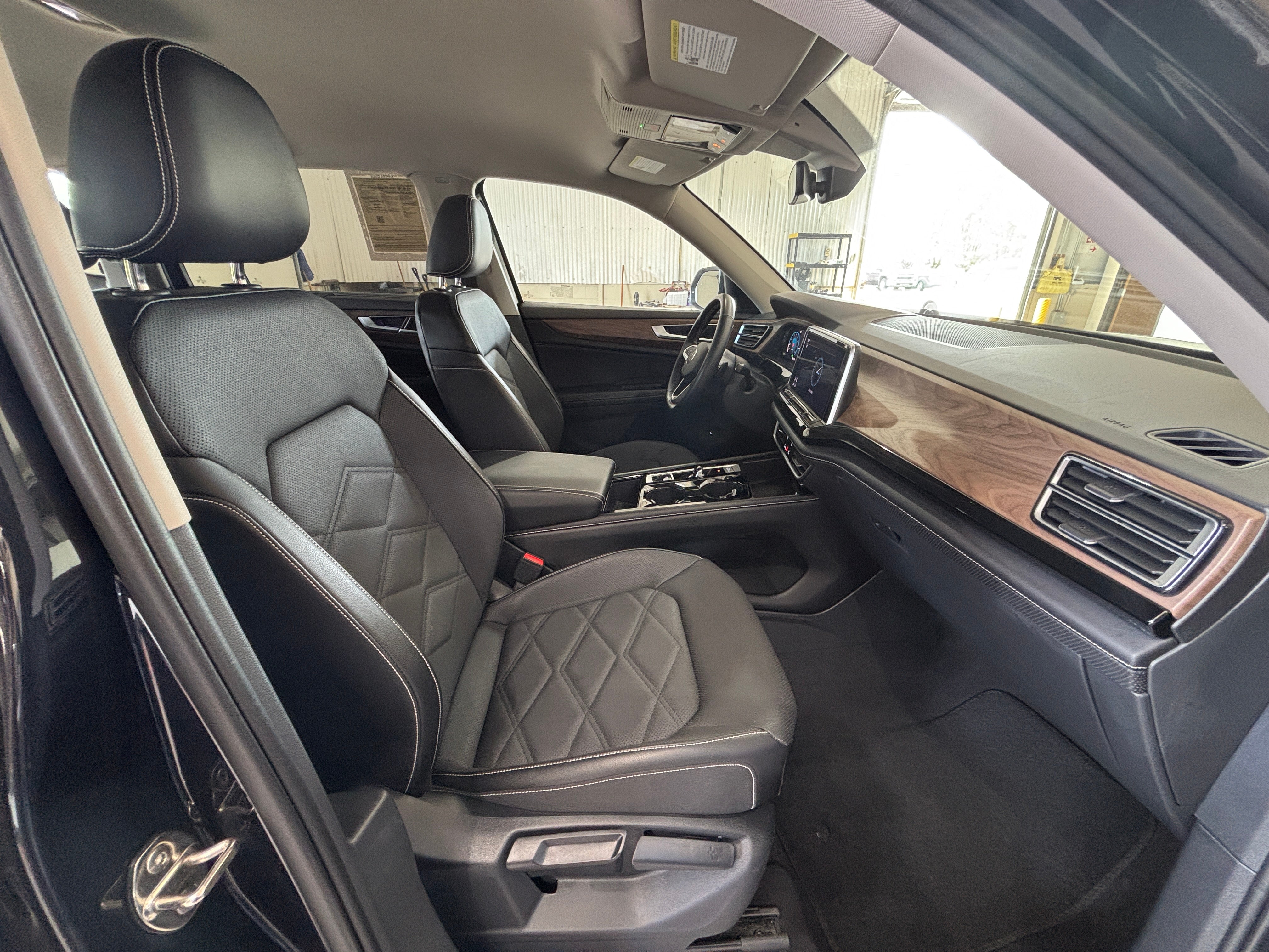 2024 Volkswagen Atlas SE 2