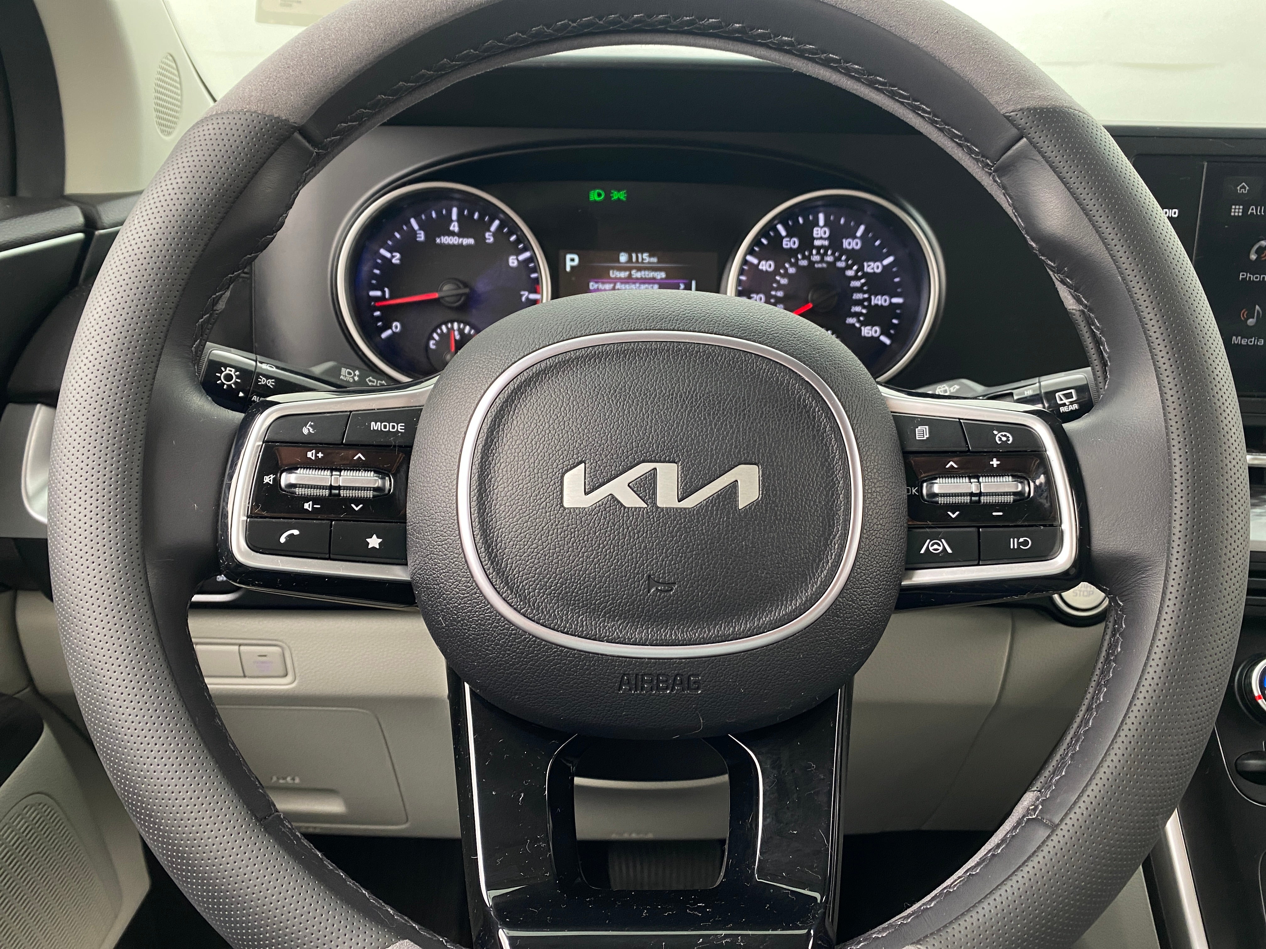 2023 Kia Carnival LX 4