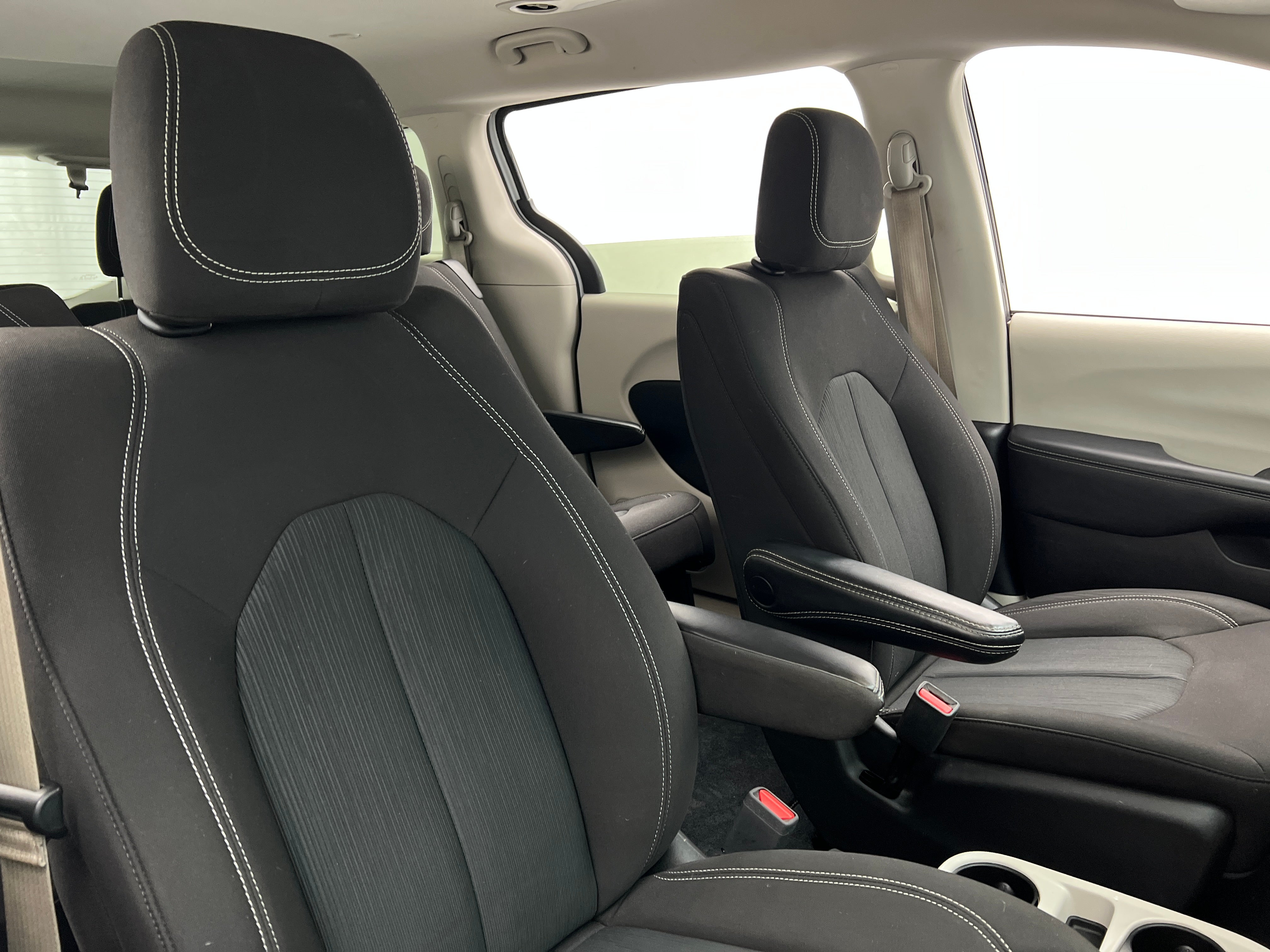 2023 Chrysler Voyager LX 2