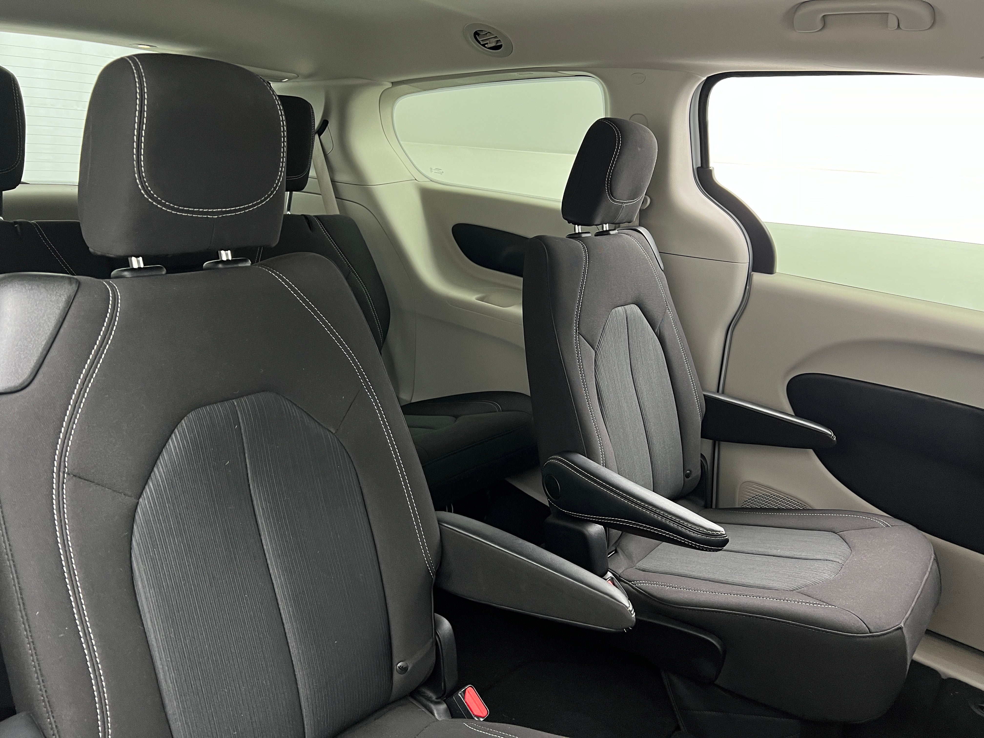2023 Chrysler Voyager LX 6