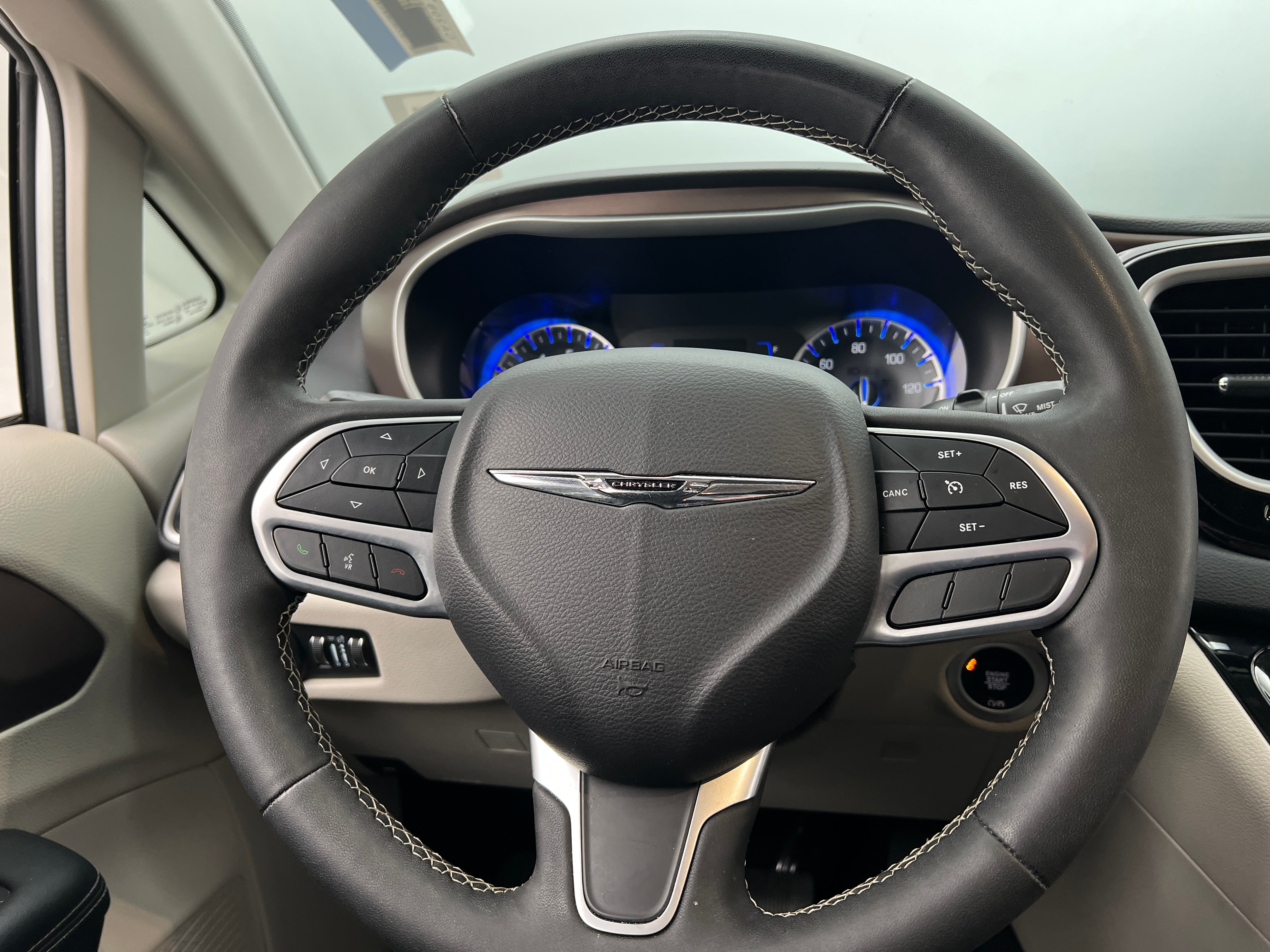 2023 Chrysler Voyager LX 5