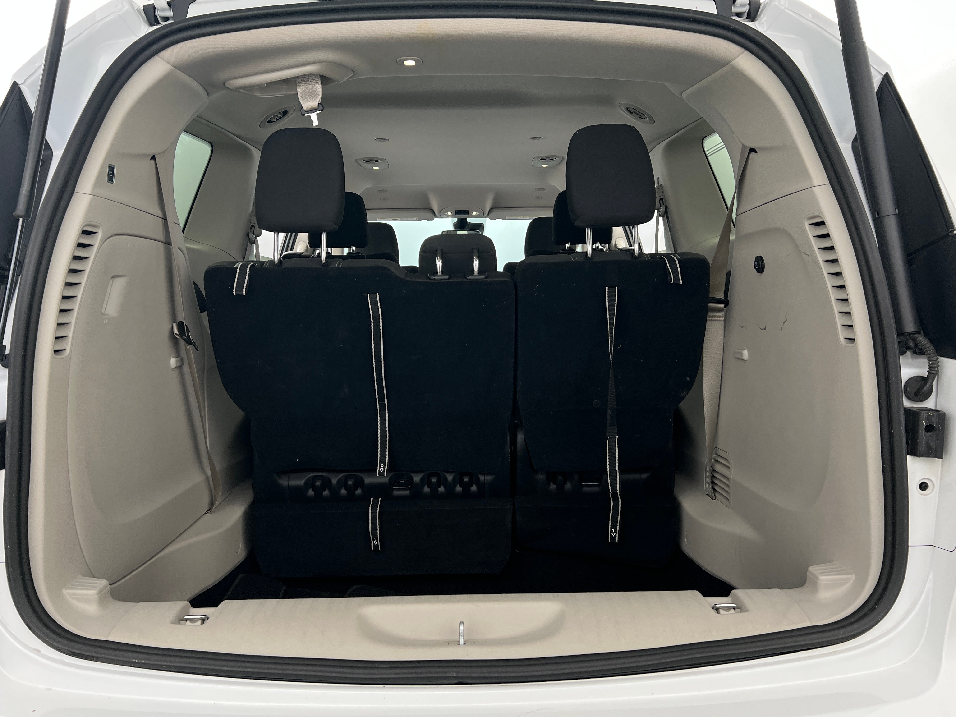 2023 Chrysler Voyager LX 7