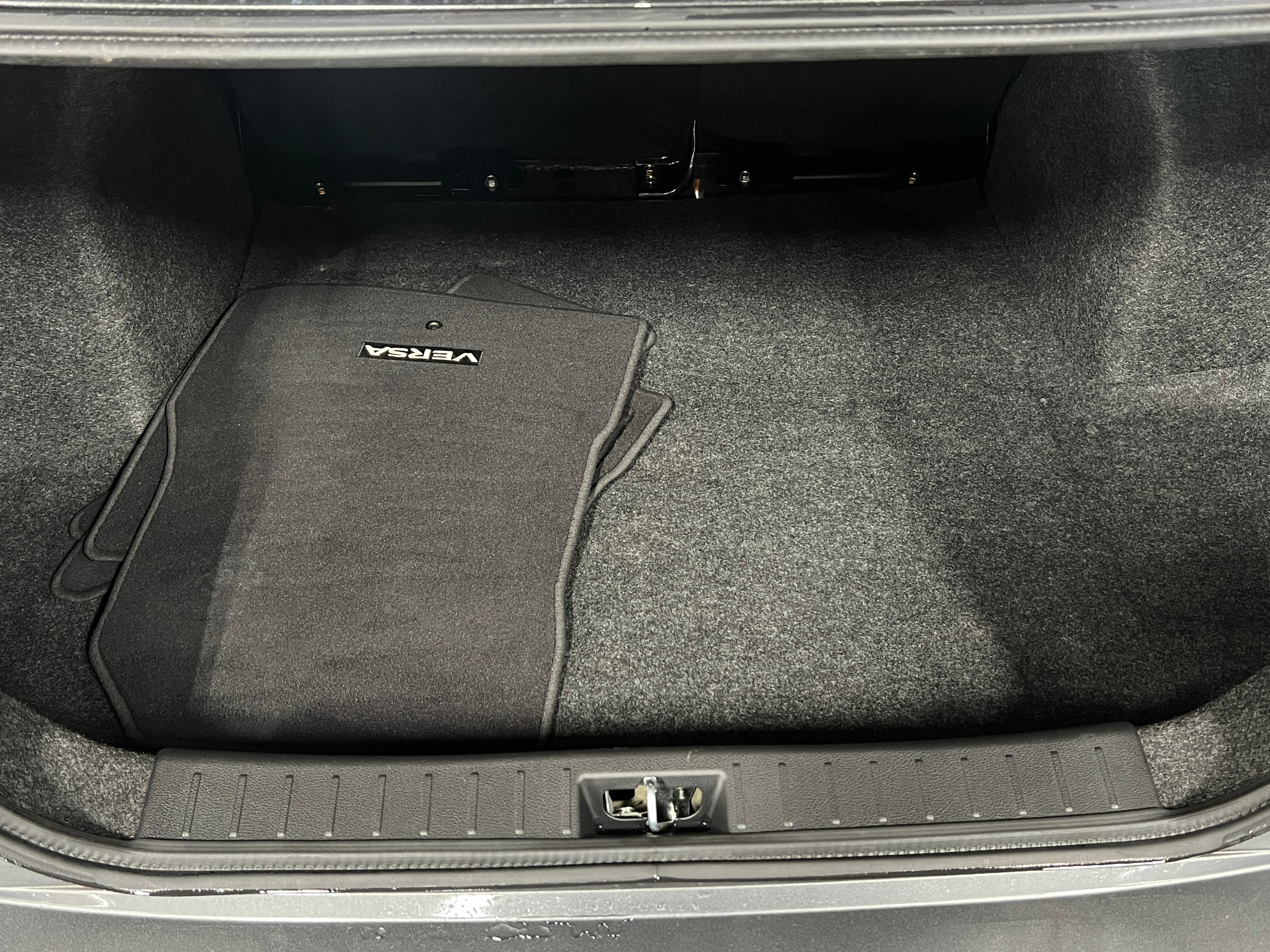 2020 Nissan Versa S 7
