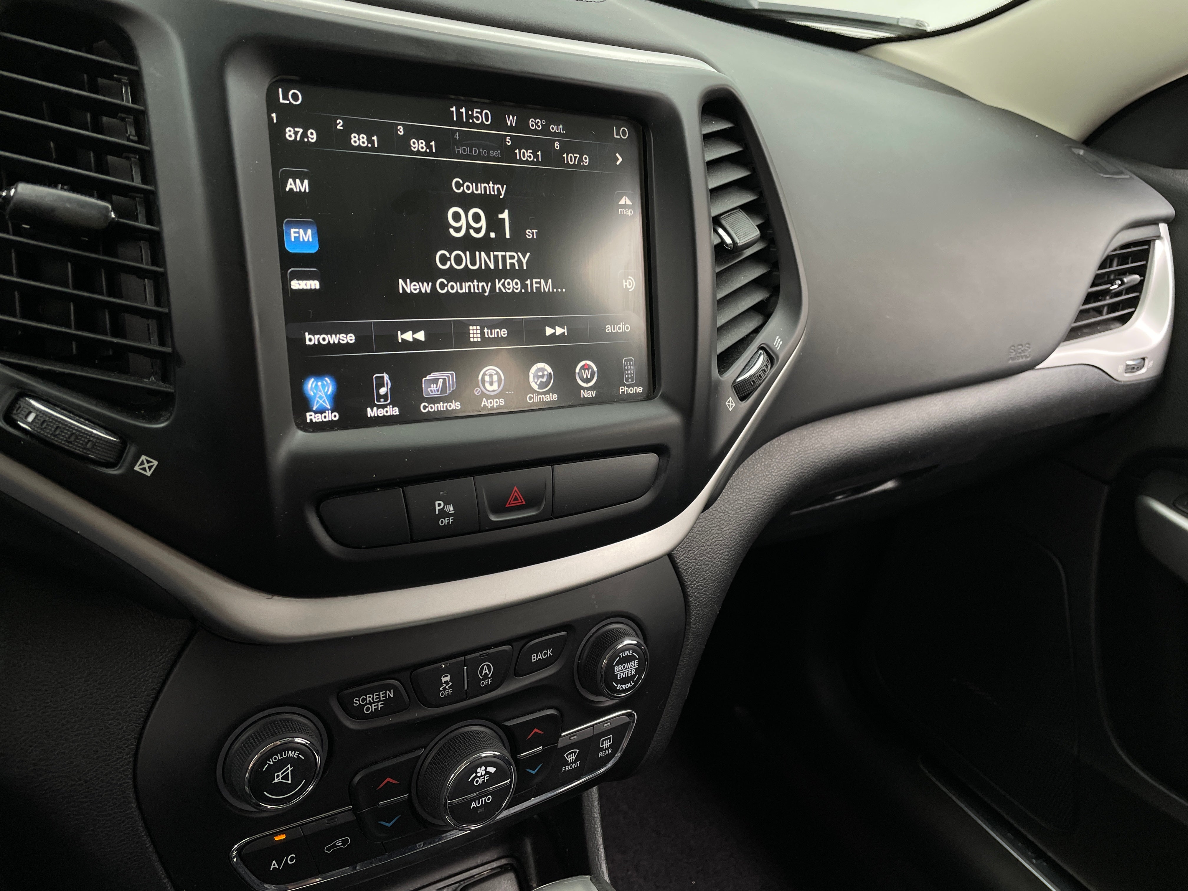 2018 Jeep Cherokee Overland 3
