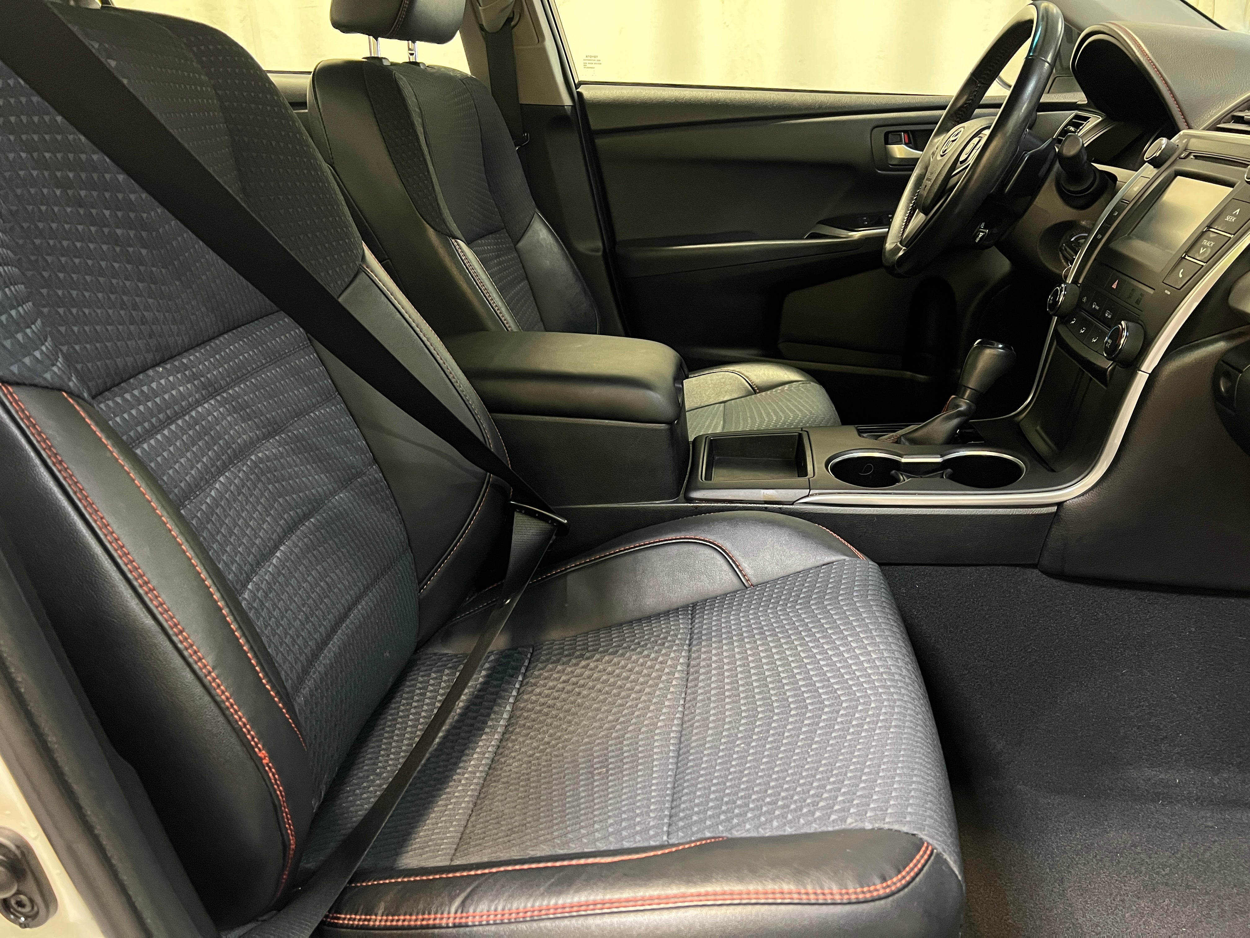 2015 Toyota Camry SE 2
