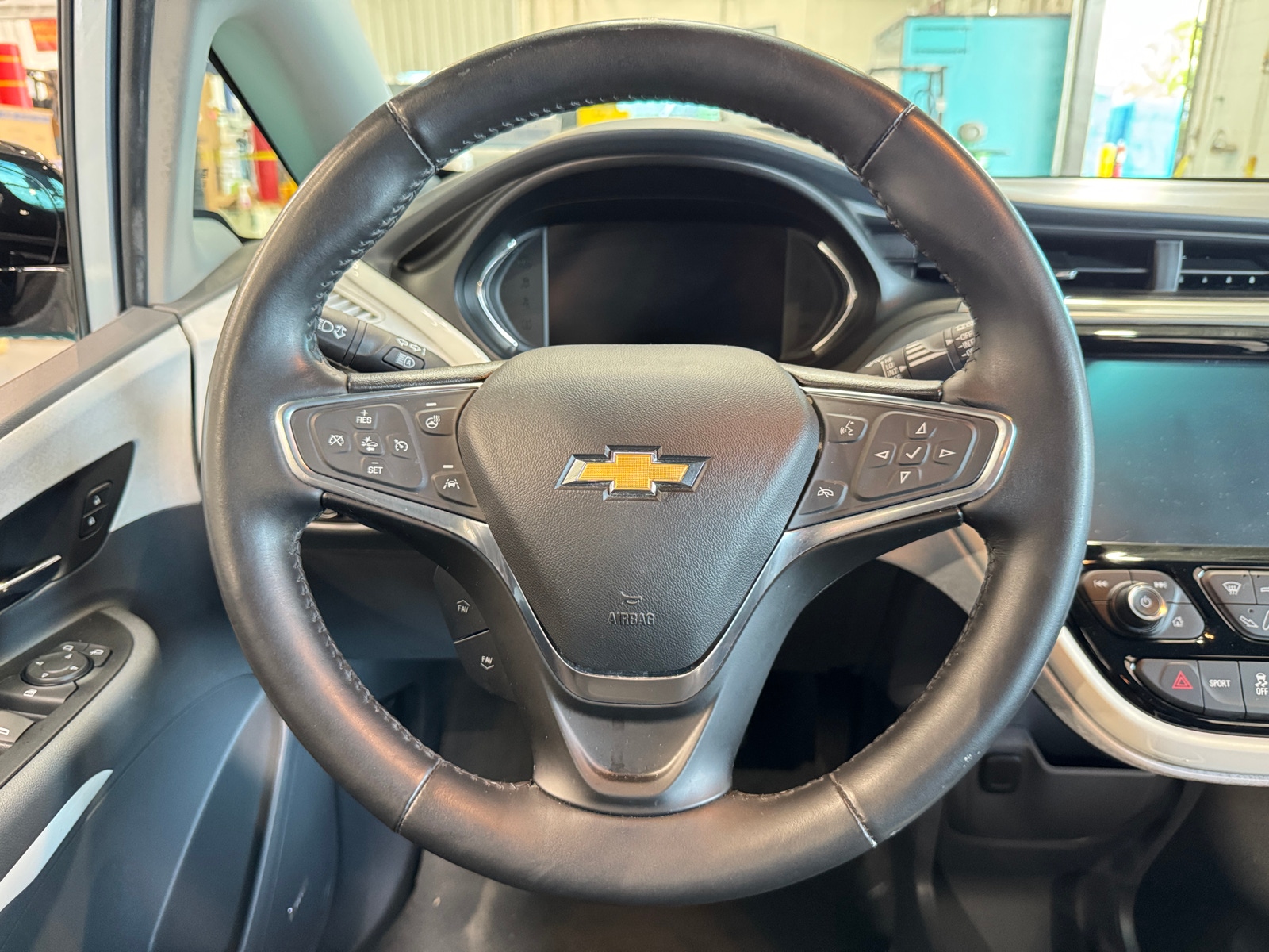 Thumbnail: 2017 Chevrolet Bolt EV - 4