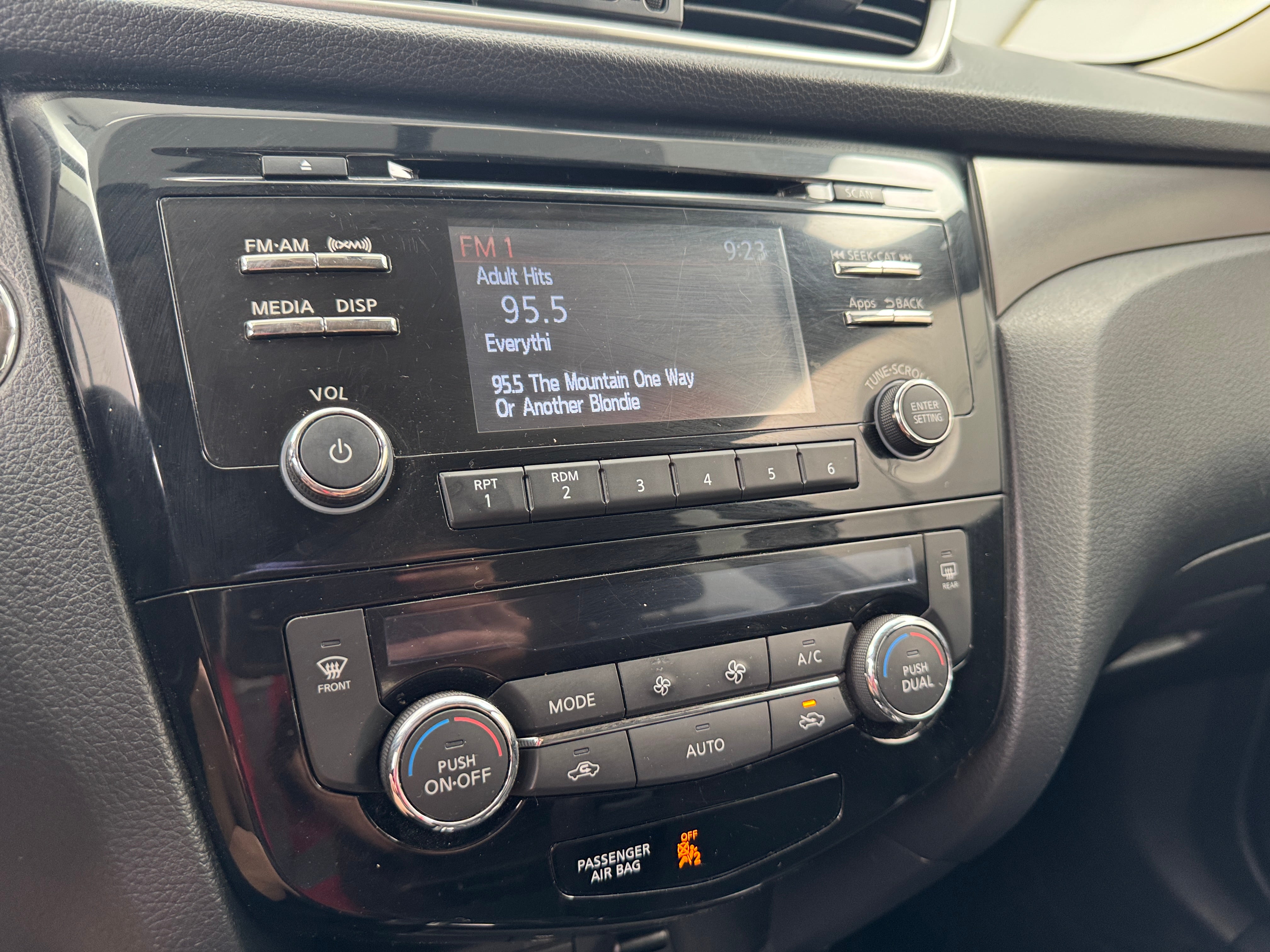 2015 Nissan Rogue SV 4