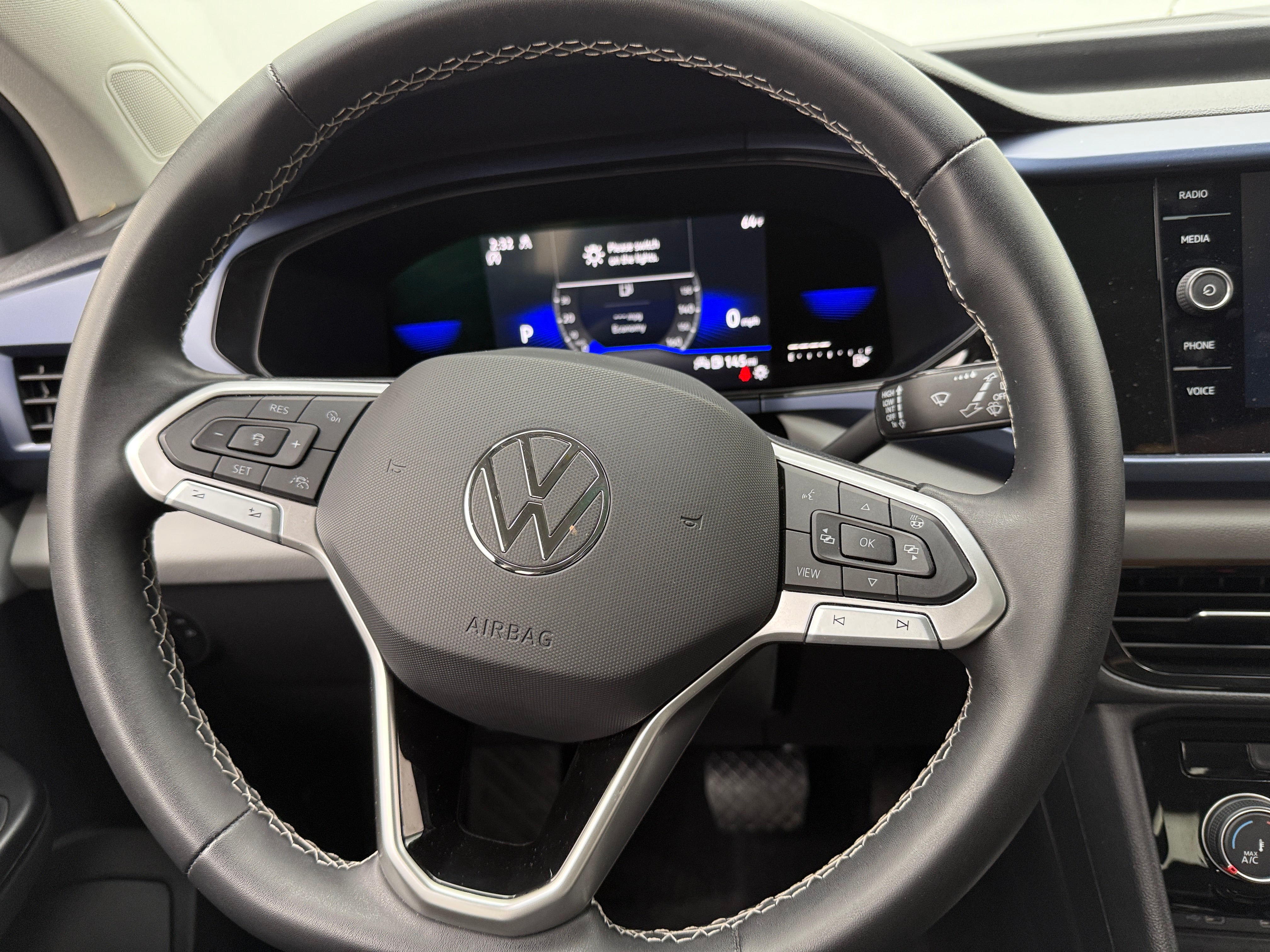 2023 Volkswagen Taos SE 4
