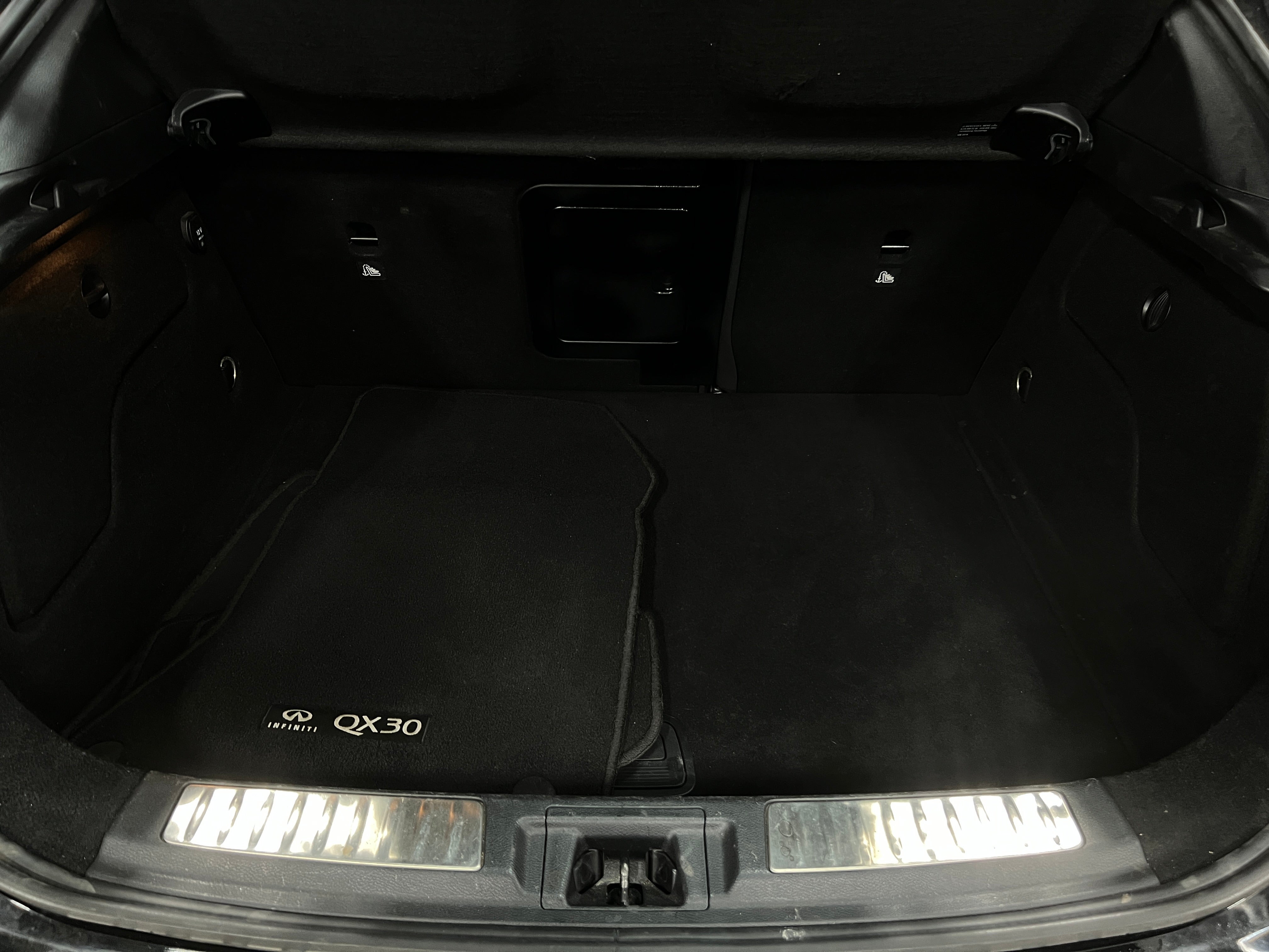2017 INFINITI QX30 Premium 6