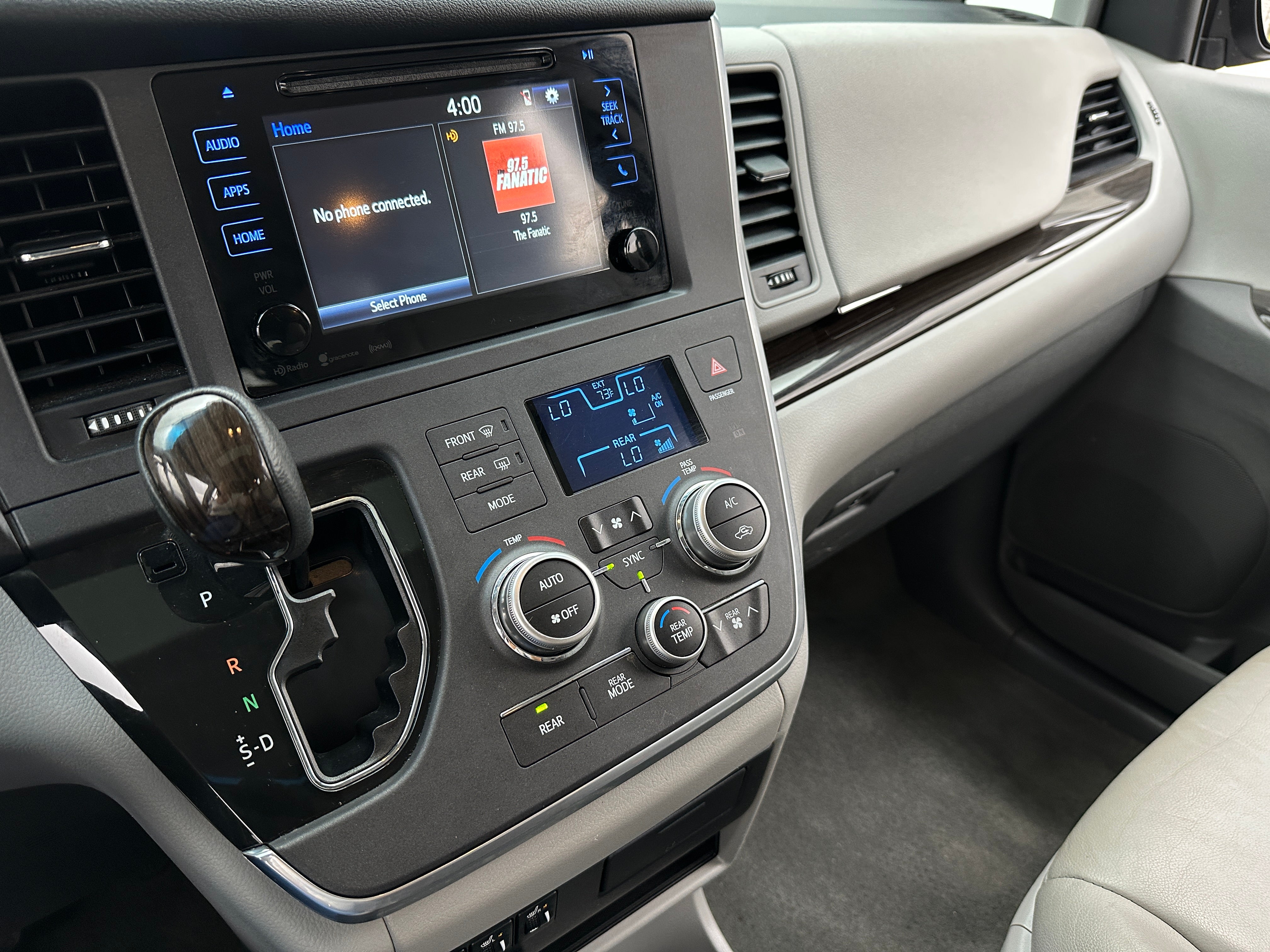 2017 Toyota Sienna XLE 3