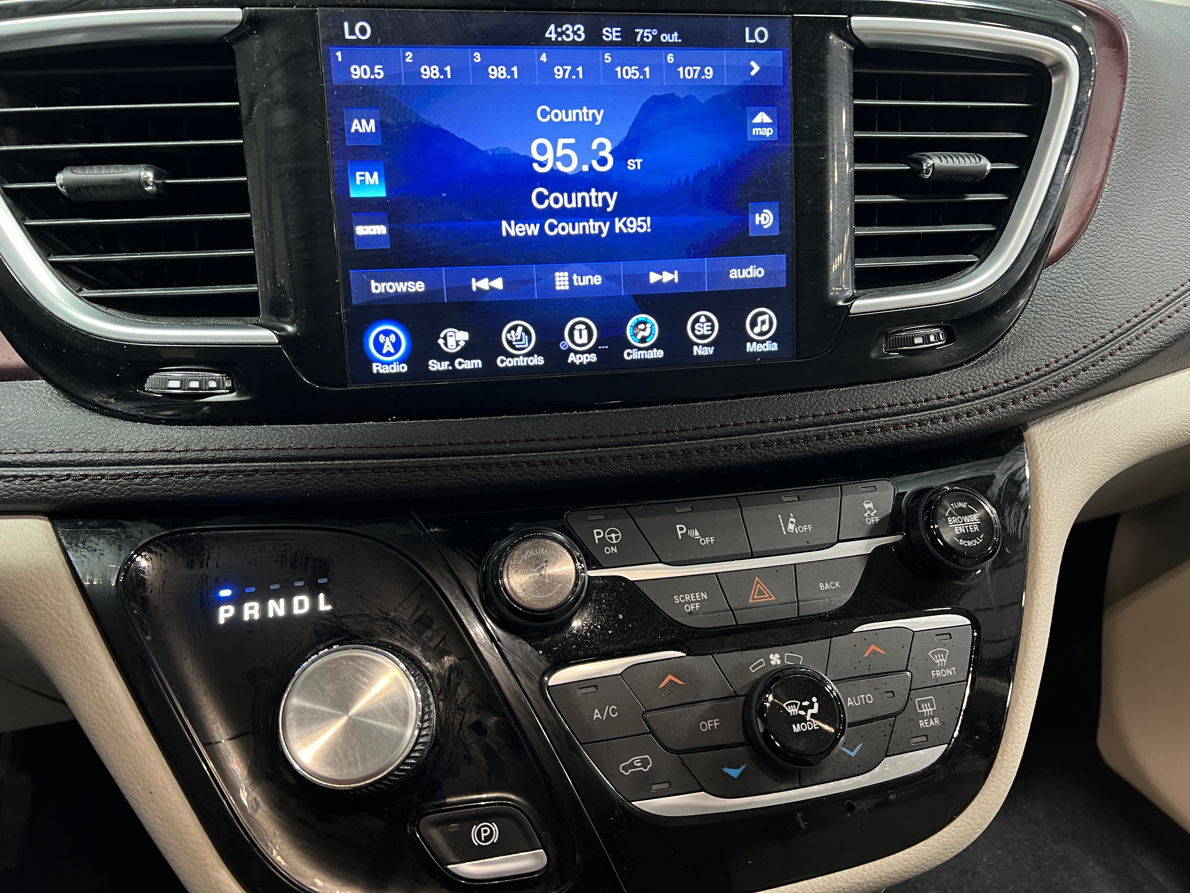 2017 Chrysler Pacifica Limited 3