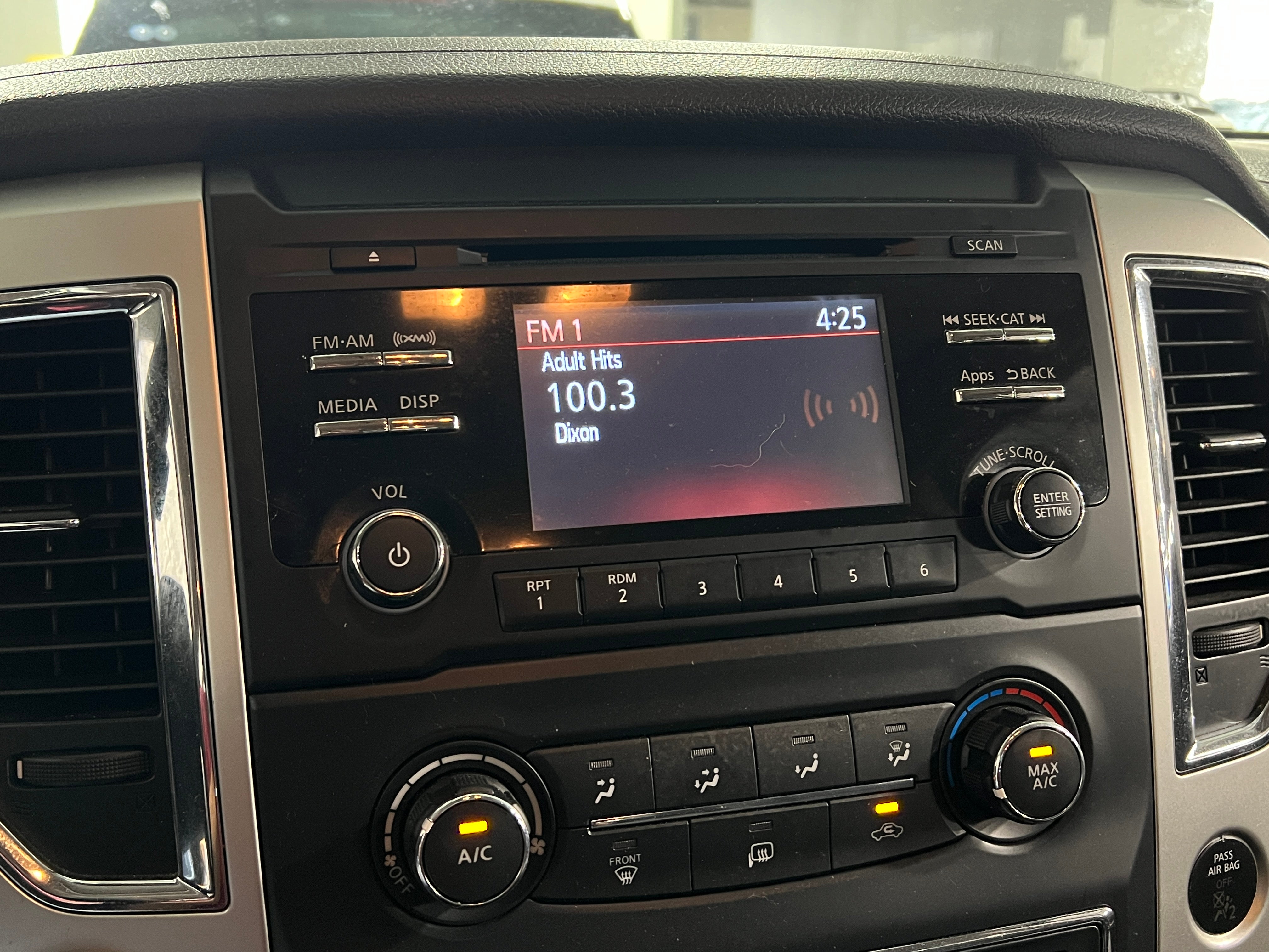 2017 Nissan Titan SV 4