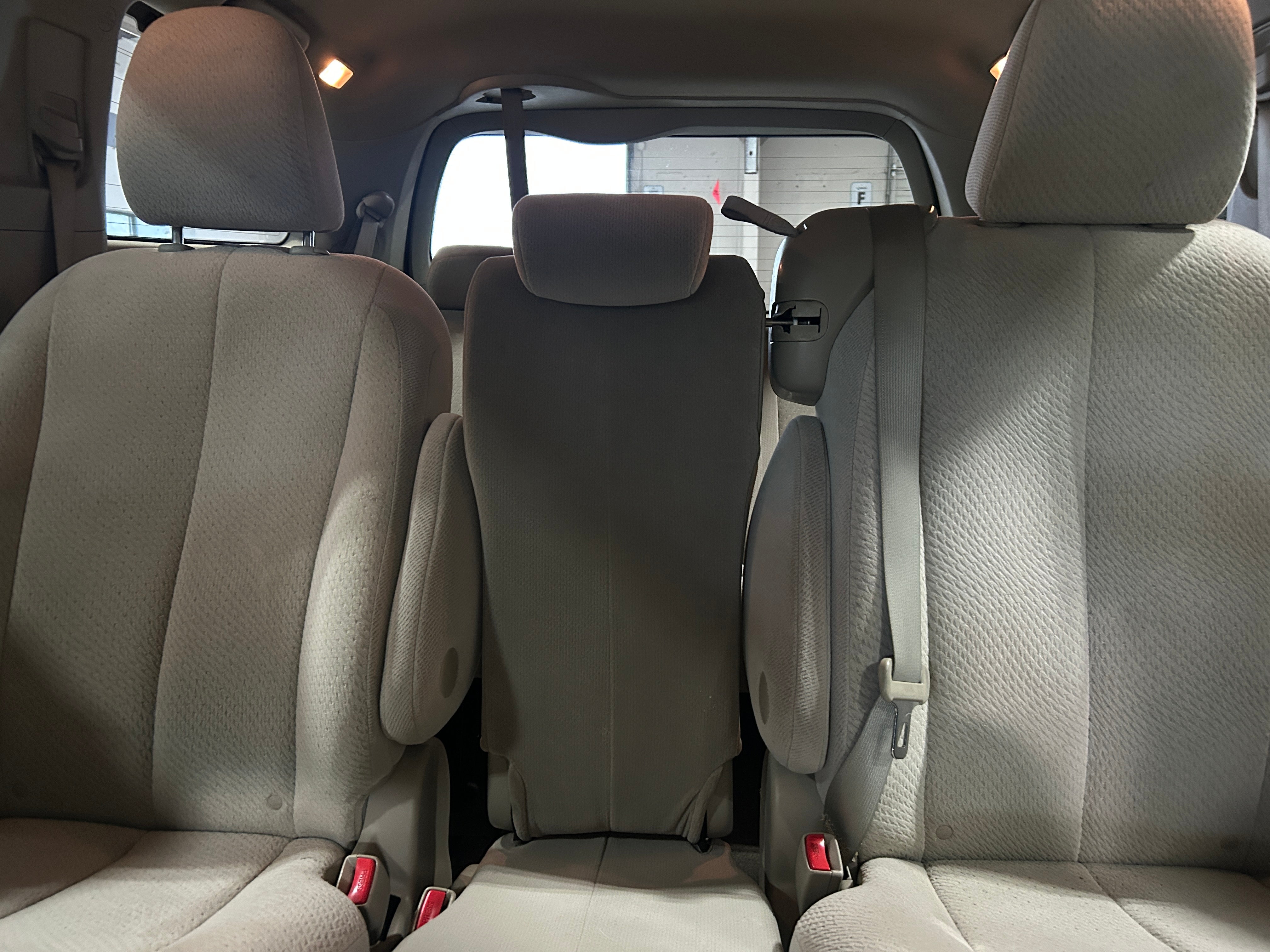 2015 Toyota Sienna LE 6