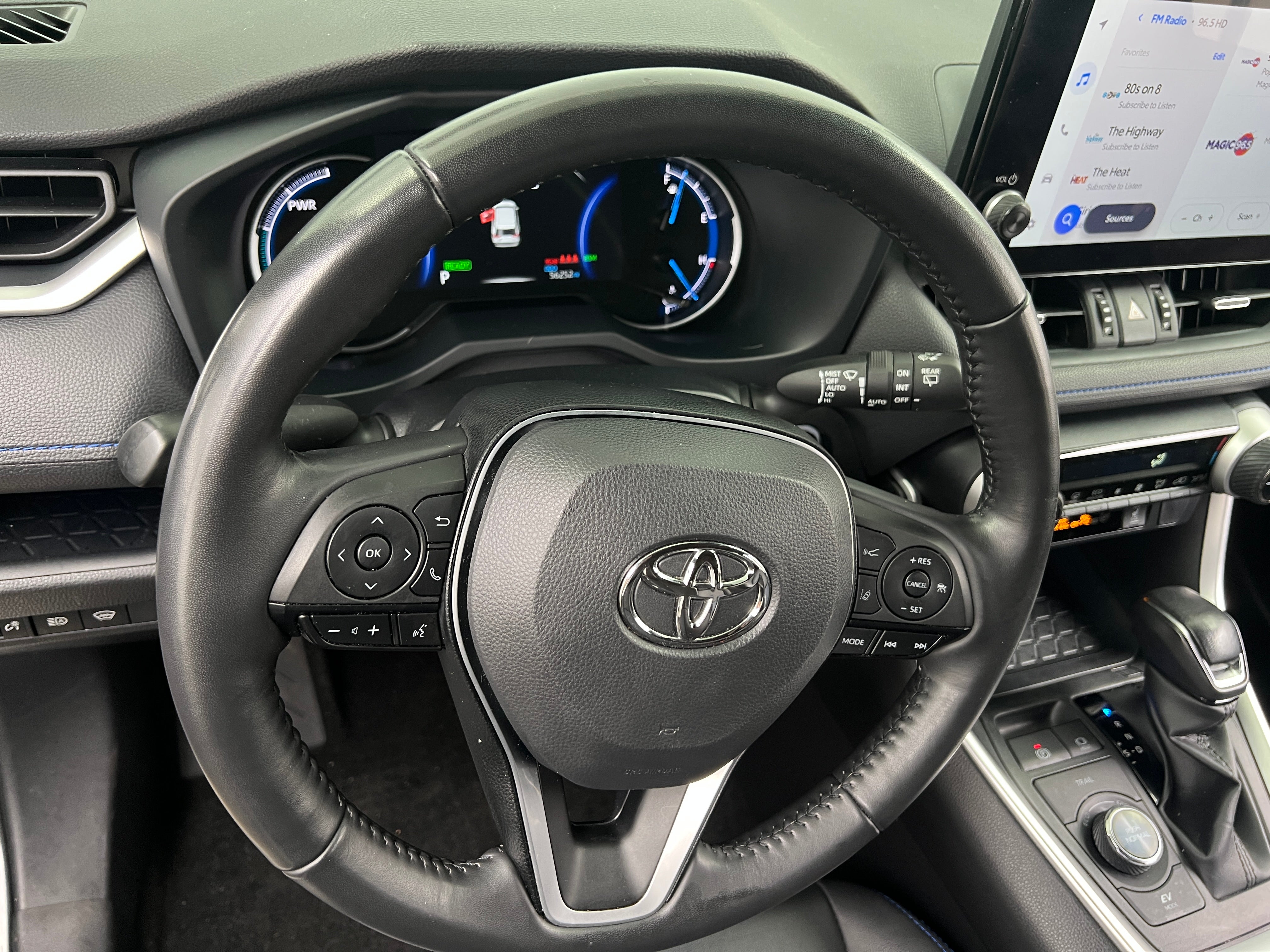 2023 Toyota RAV4 XSE 4