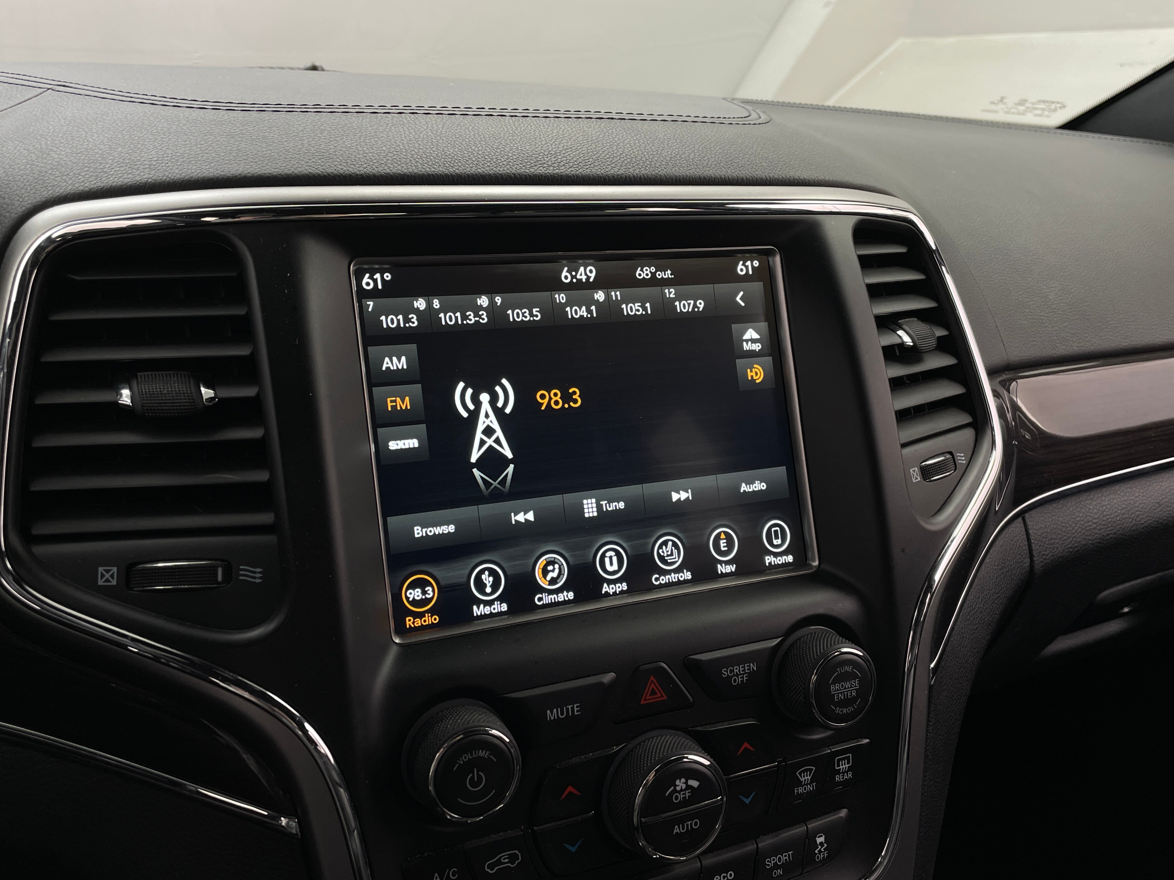 2018 Jeep Grand Cherokee Overland 3