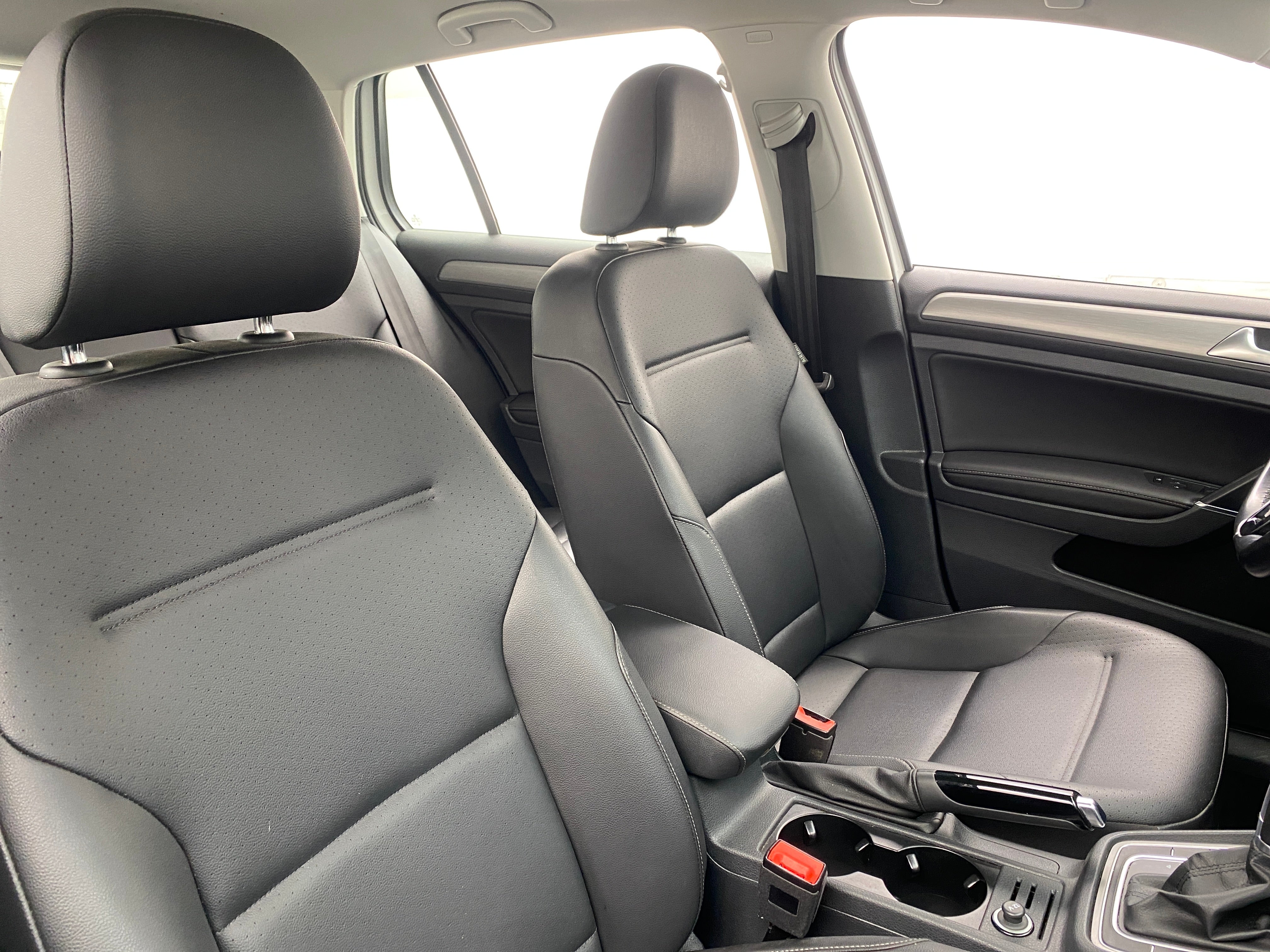 2017 Volkswagen Golf Wolfsburg Edition 2