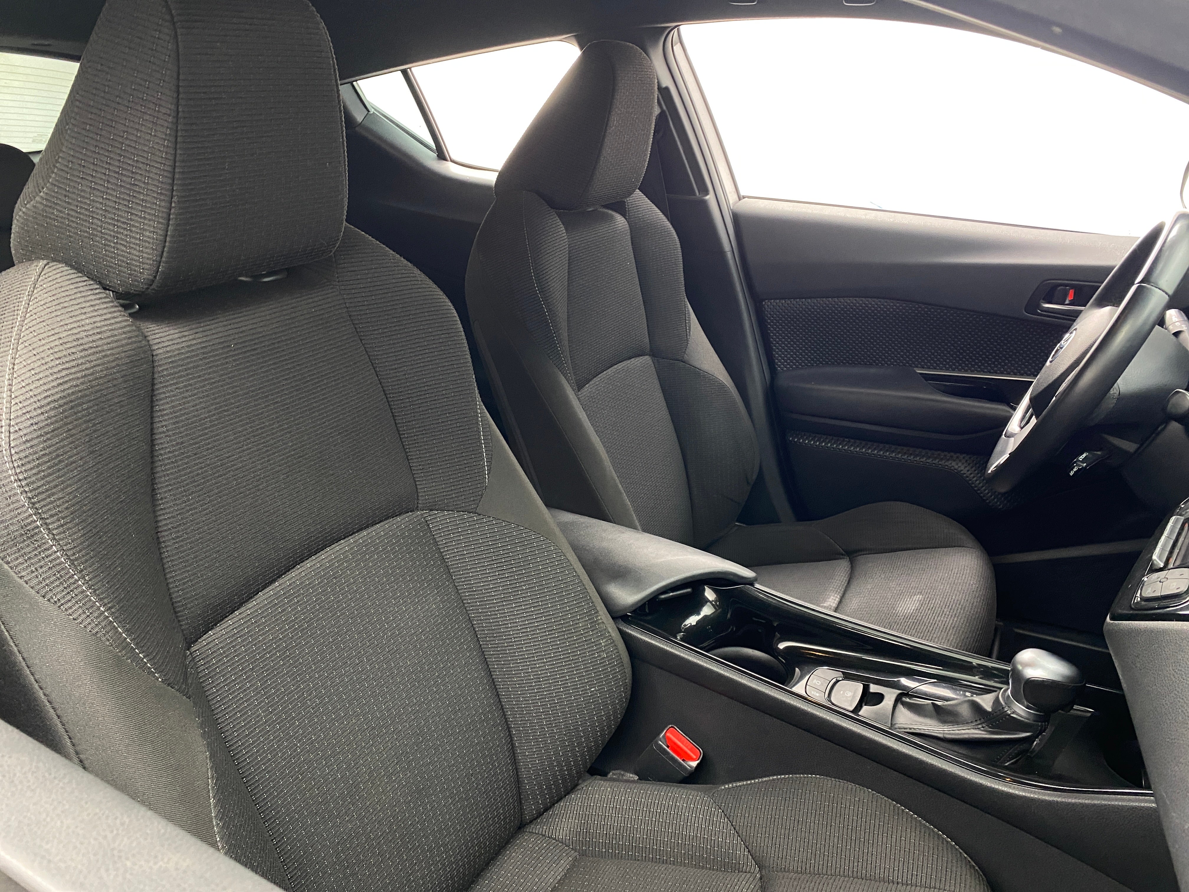 2019 Toyota C-HR XLE 2