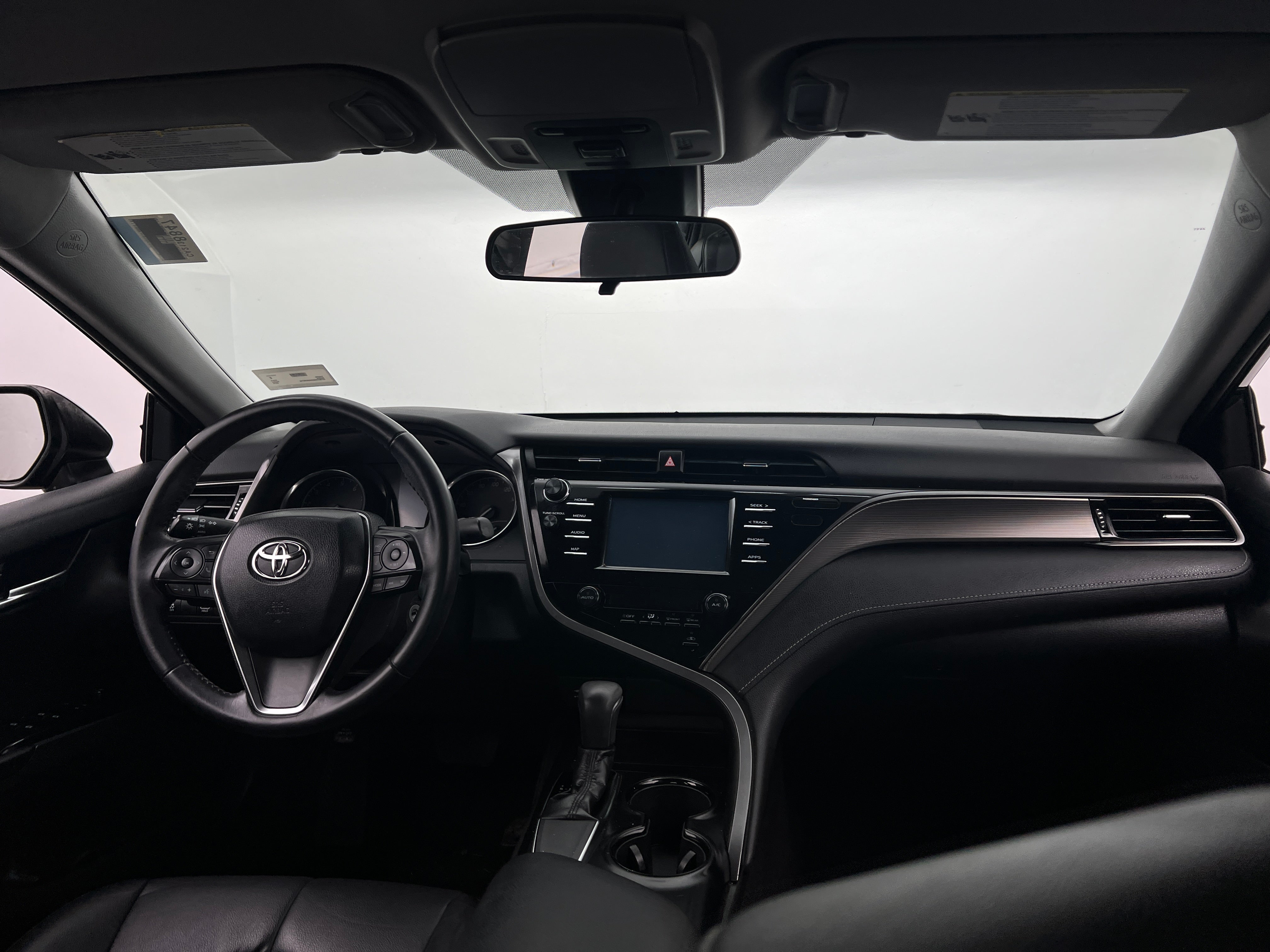 2019 Toyota Camry SE 3