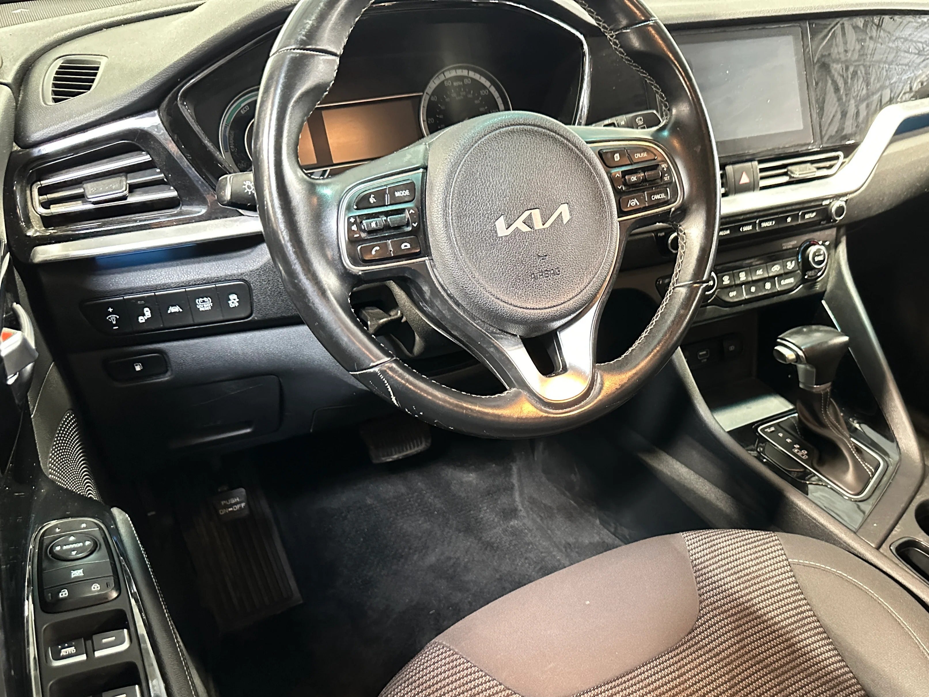 2022 Kia Niro LXS 3