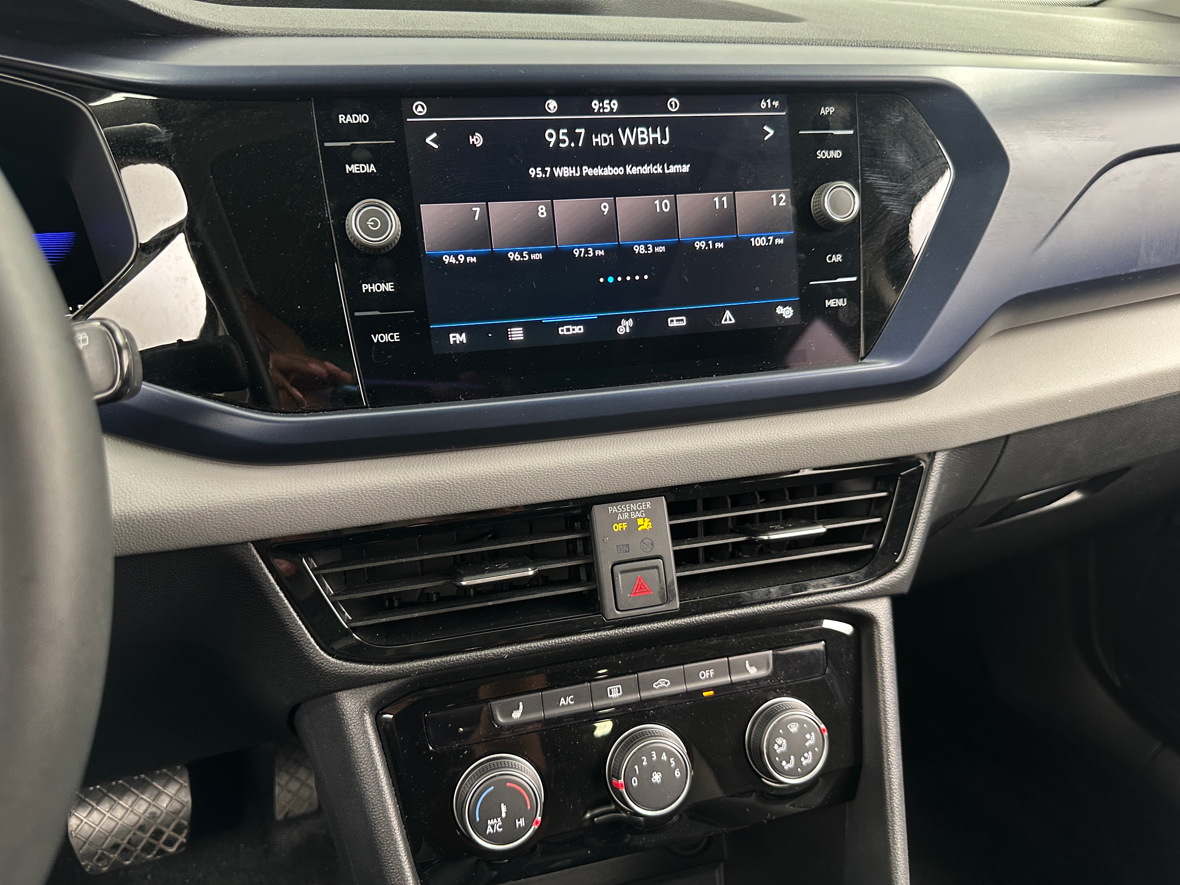 2023 Volkswagen Taos SE 3