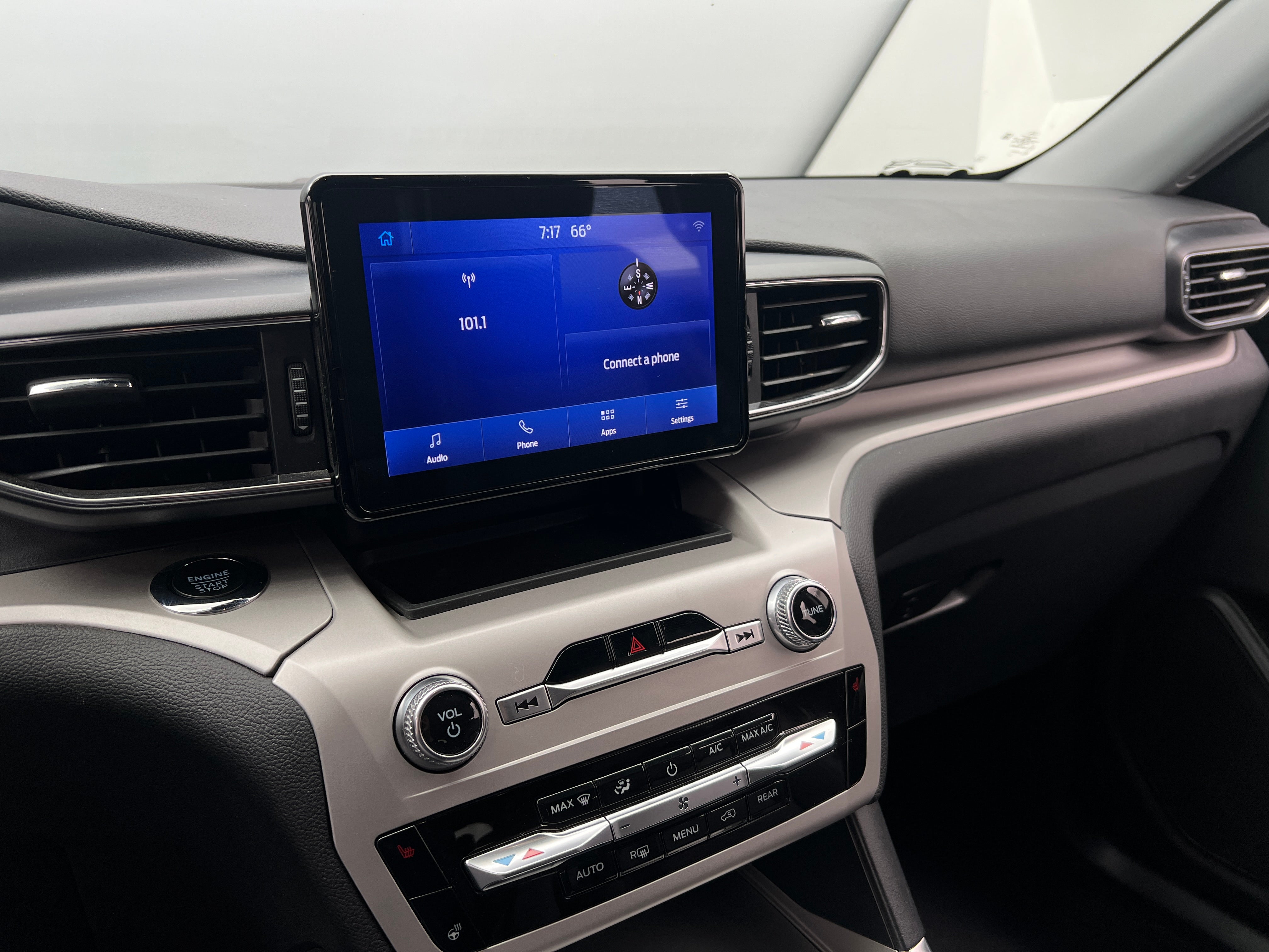 2024 Ford Explorer XLT 4