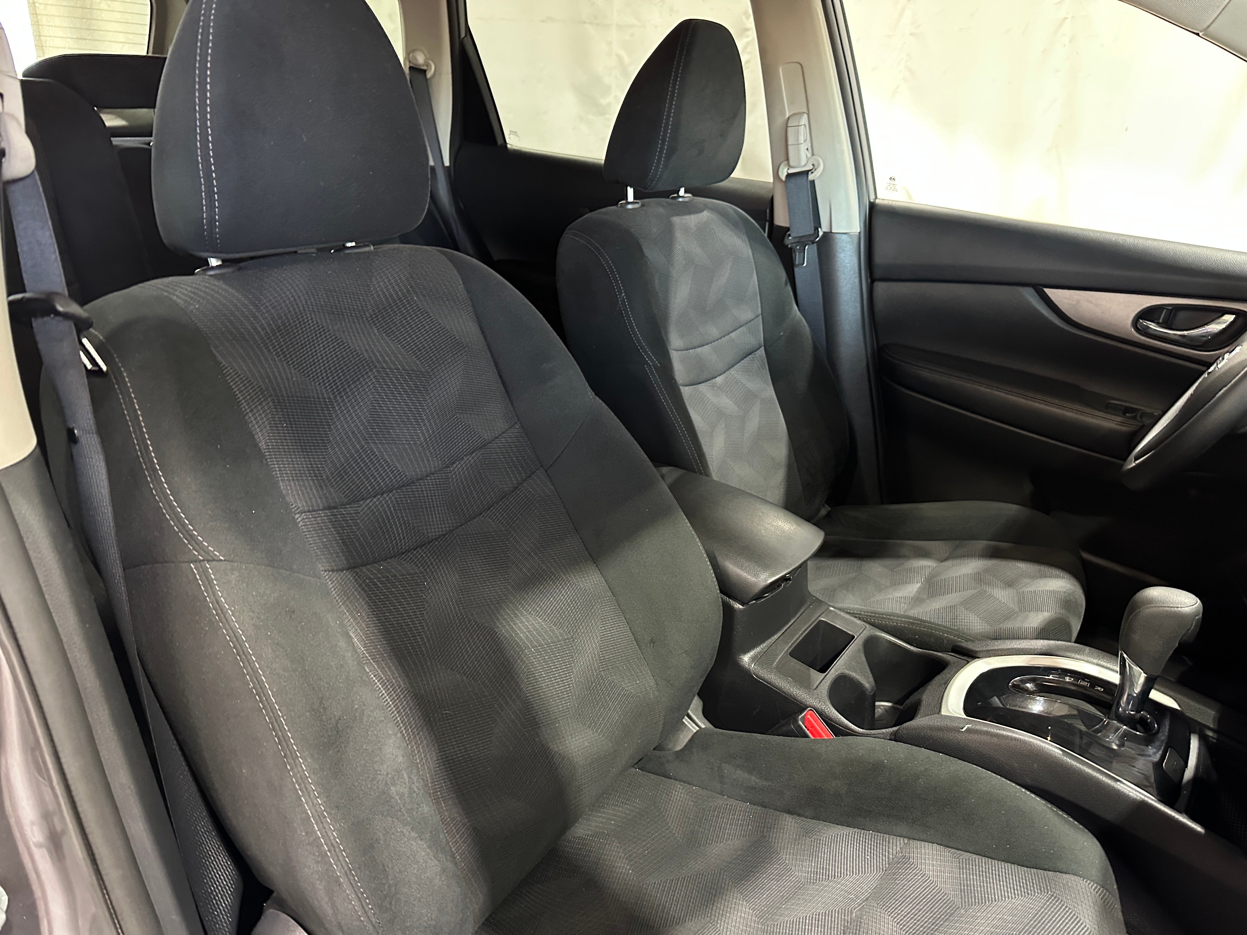 2016 Nissan Rogue SV 2