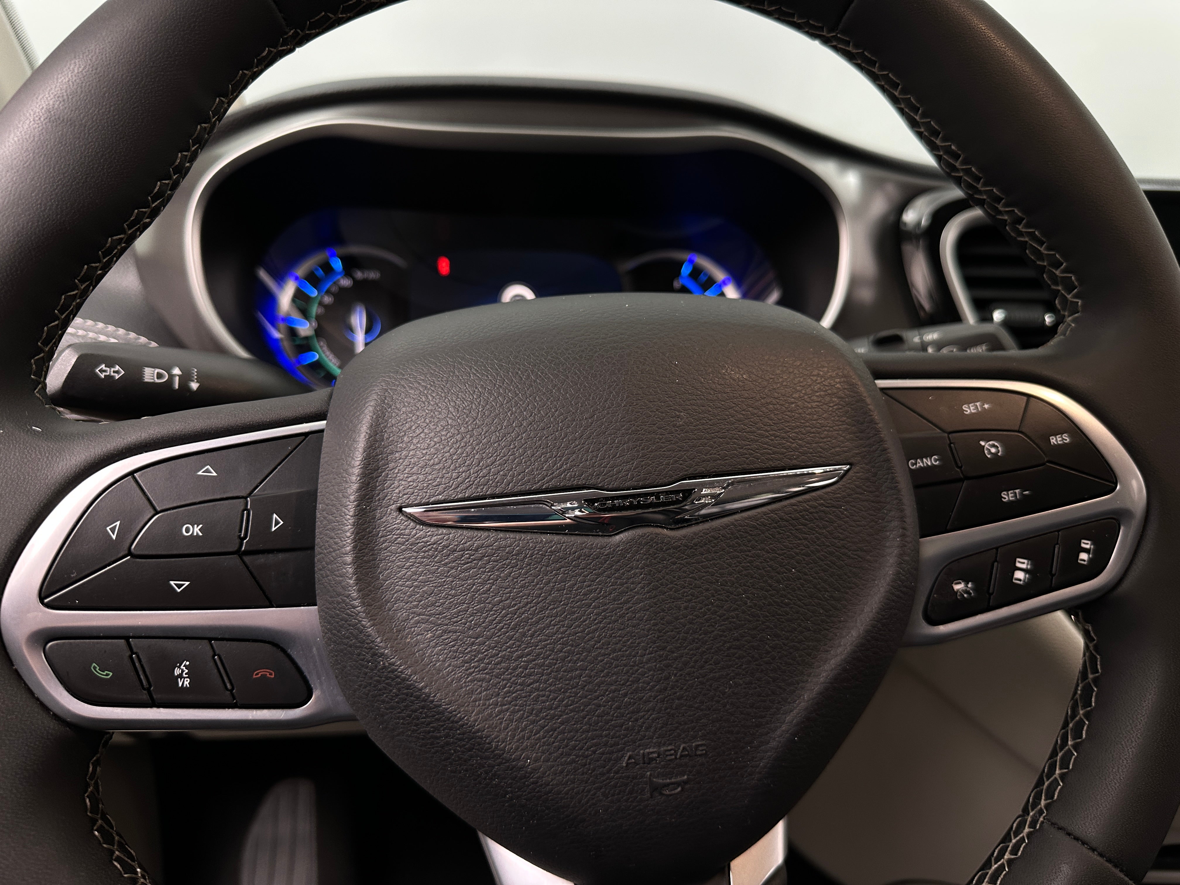 2023 Chrysler Pacifica Hybrid Touring L 4