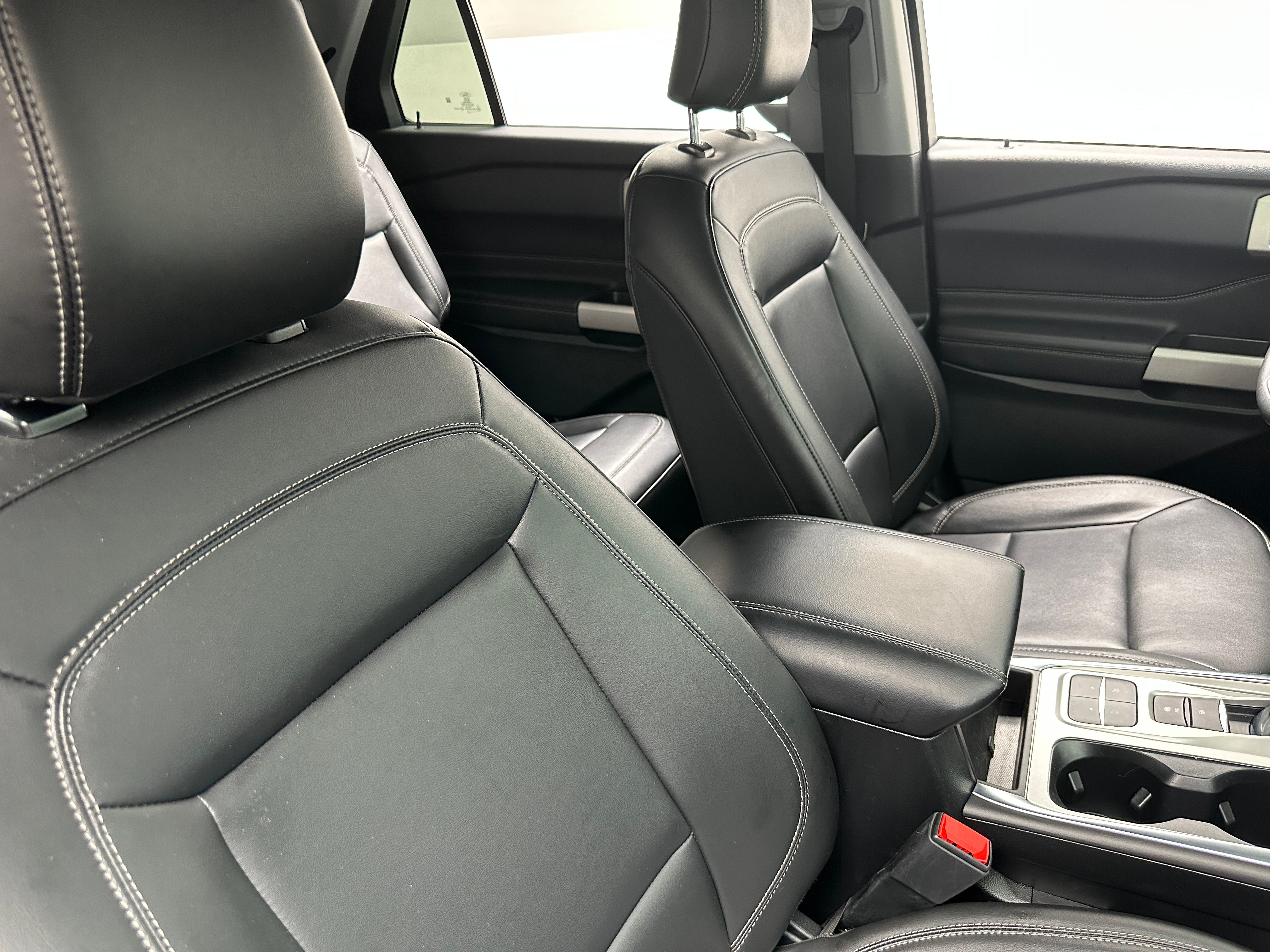 2024 Ford Explorer XLT 2