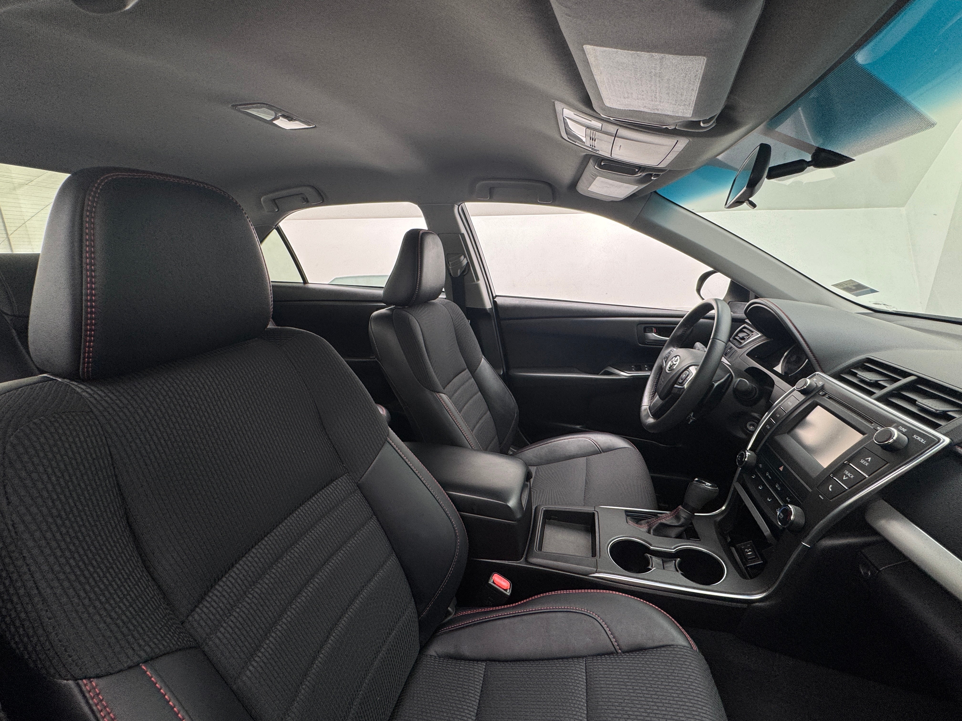2017 Toyota Camry SE 2