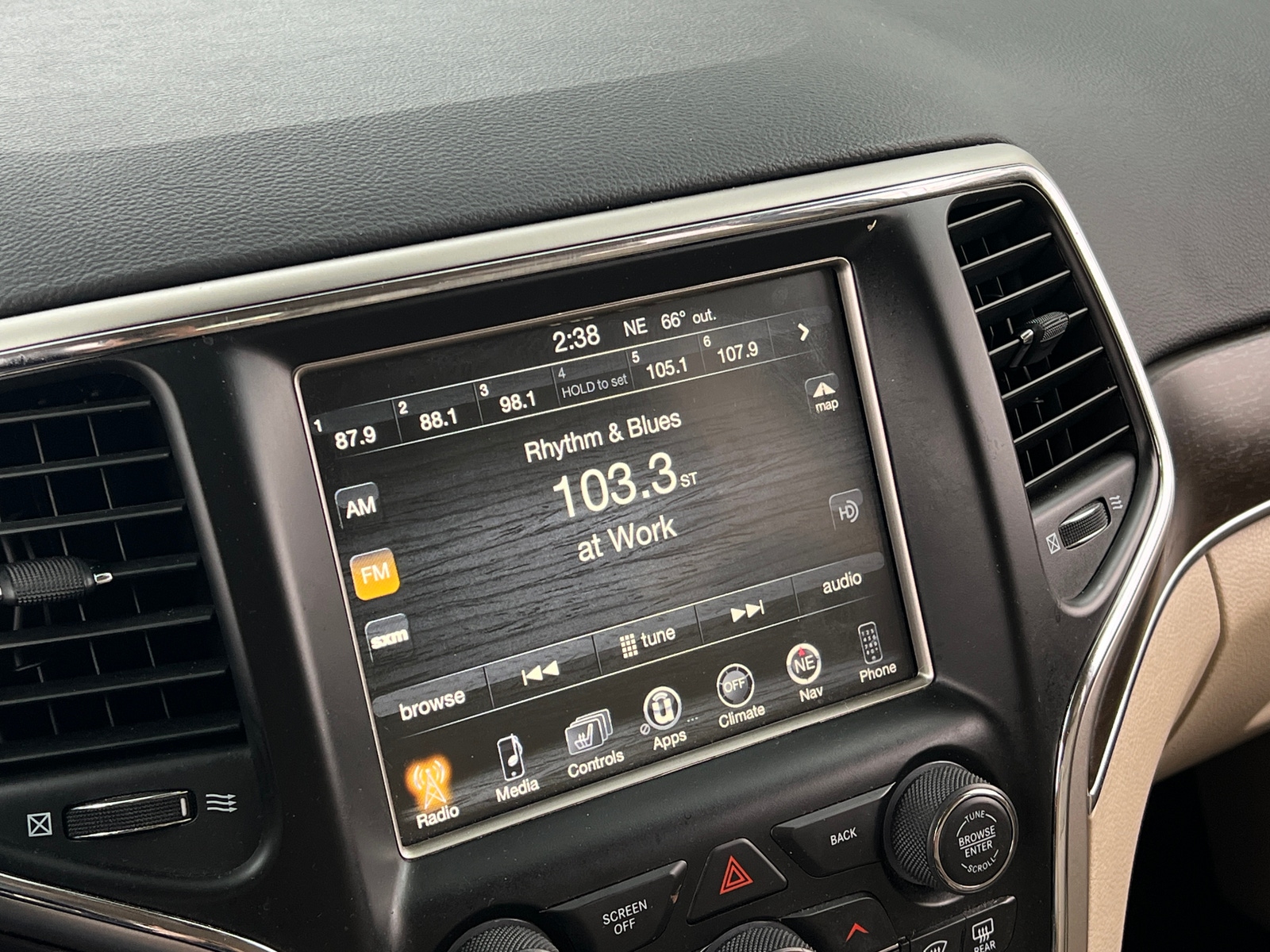 Thumbnail: 2015 Jeep Grand Cherokee - 3