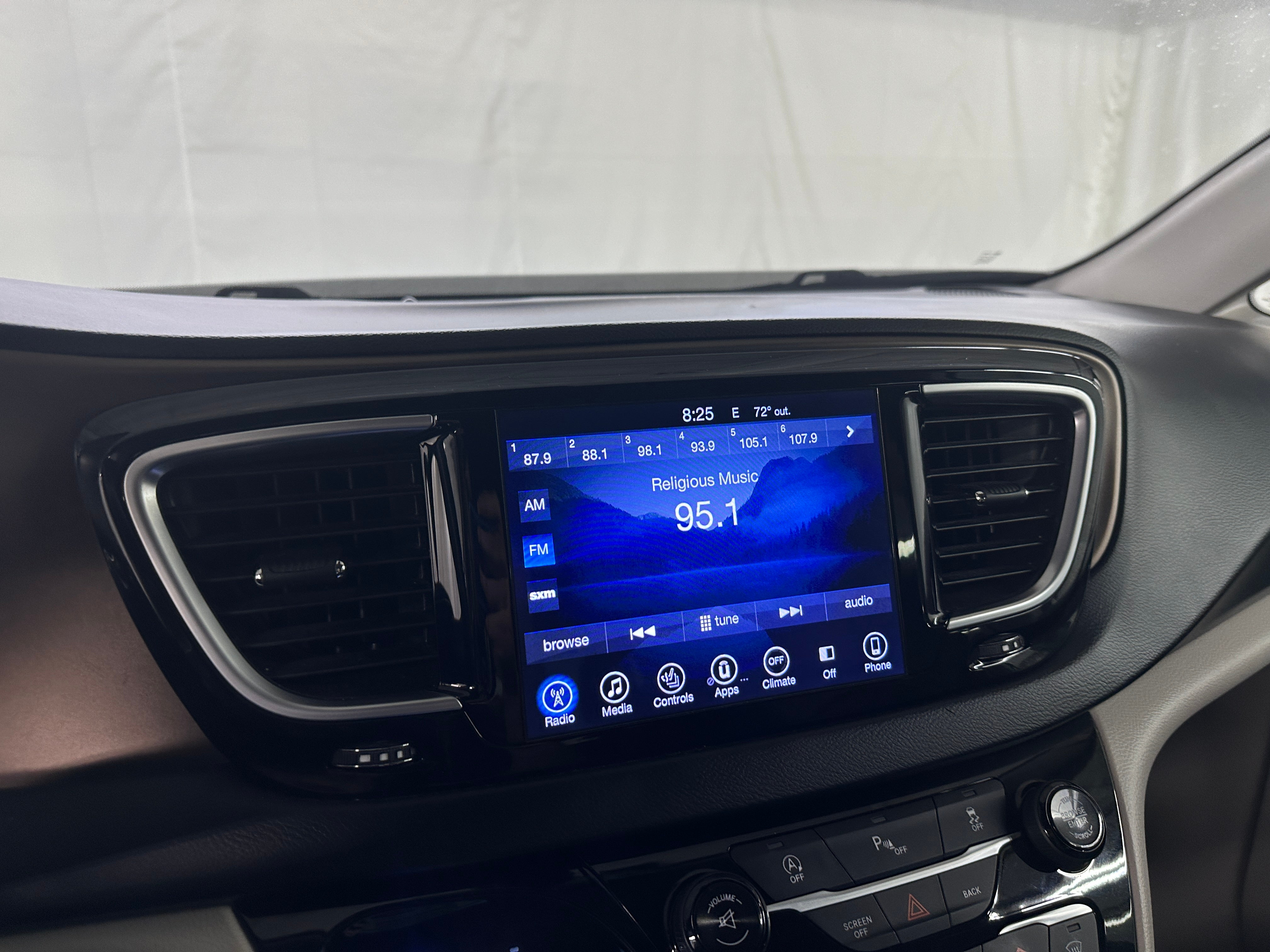 2017 Chrysler Pacifica  3