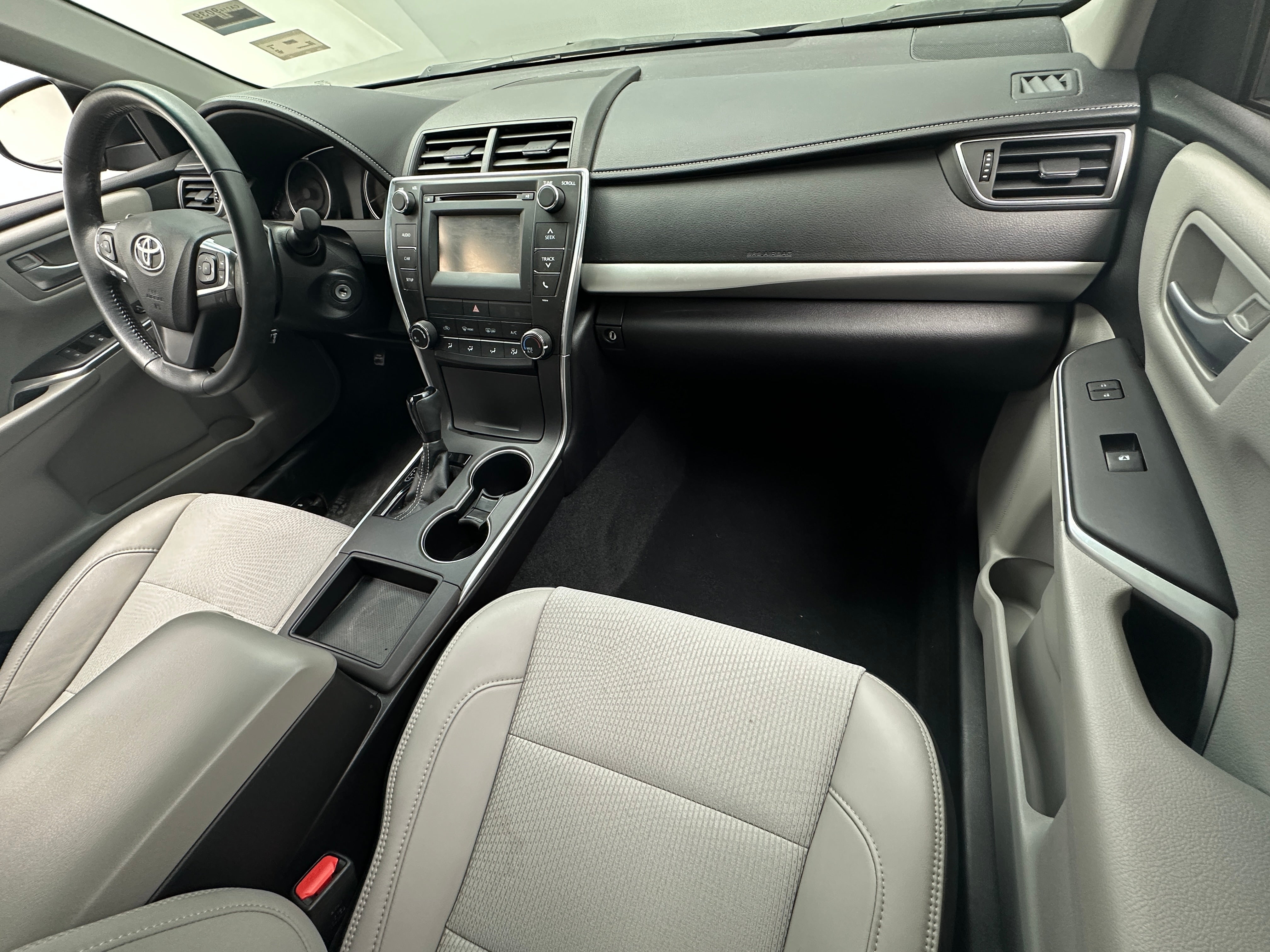 2017 Toyota Camry SE 2