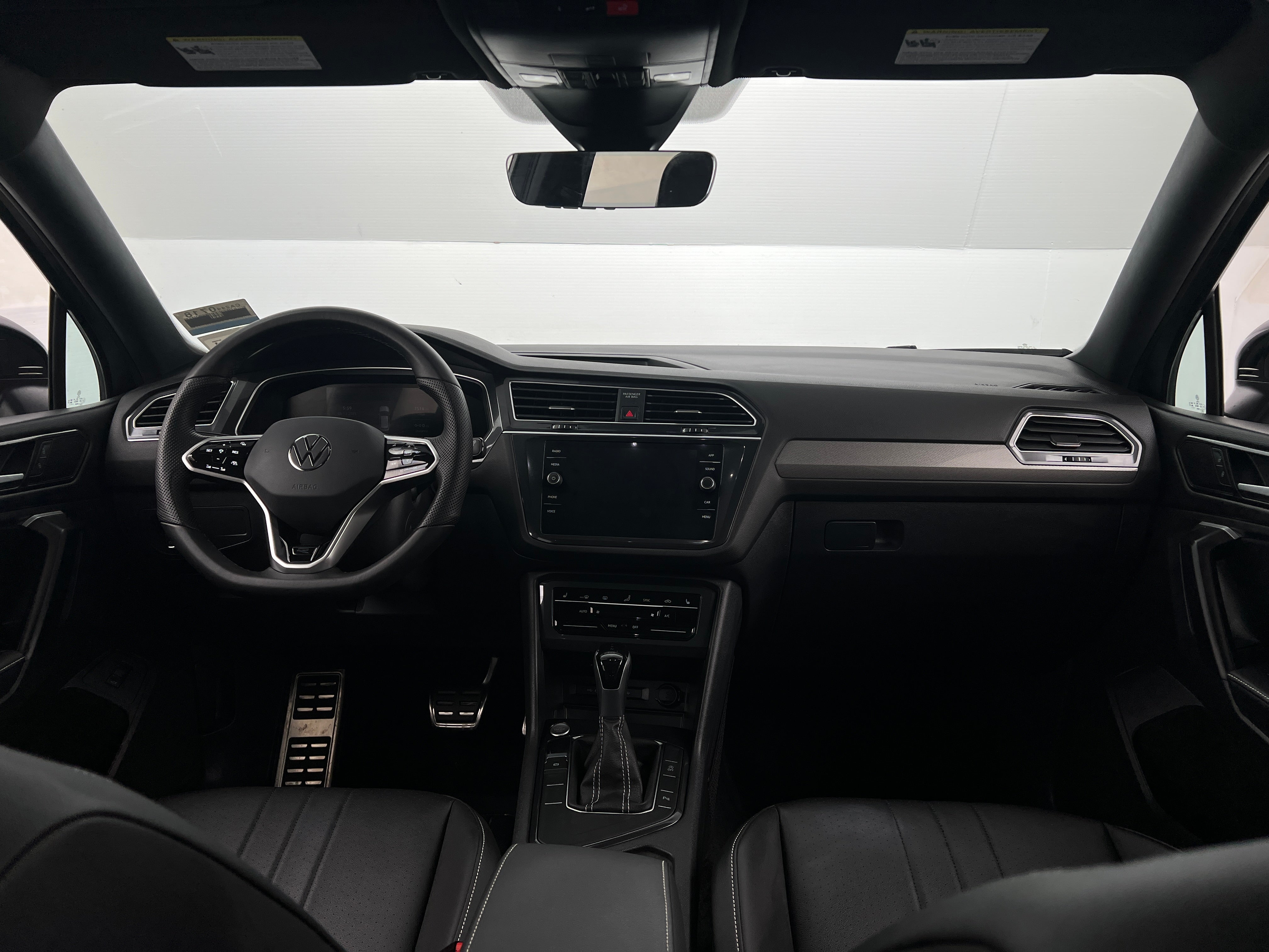 2024 Volkswagen Tiguan SE R-Line Black 2