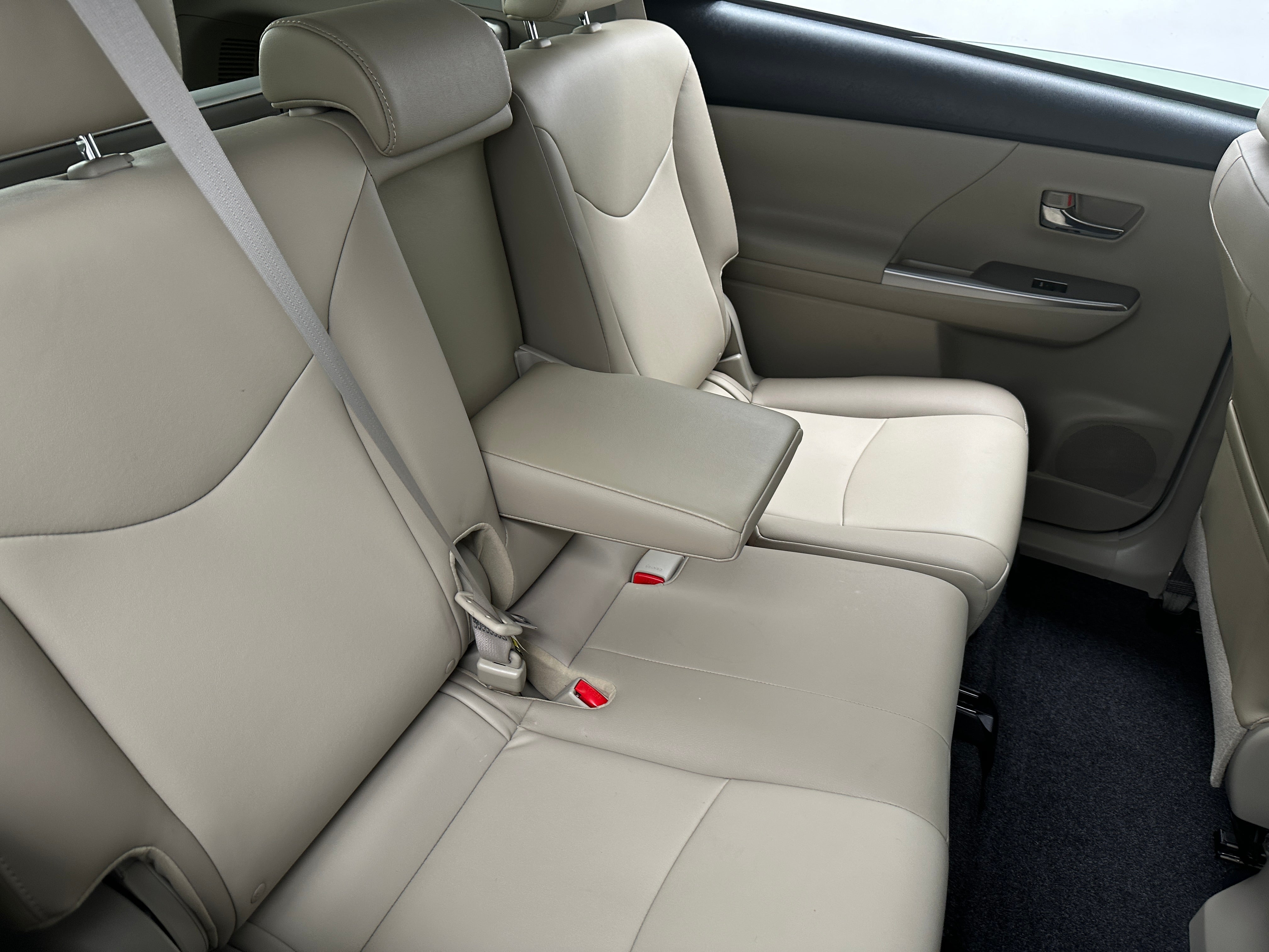 2015 Toyota Prius v Four 5