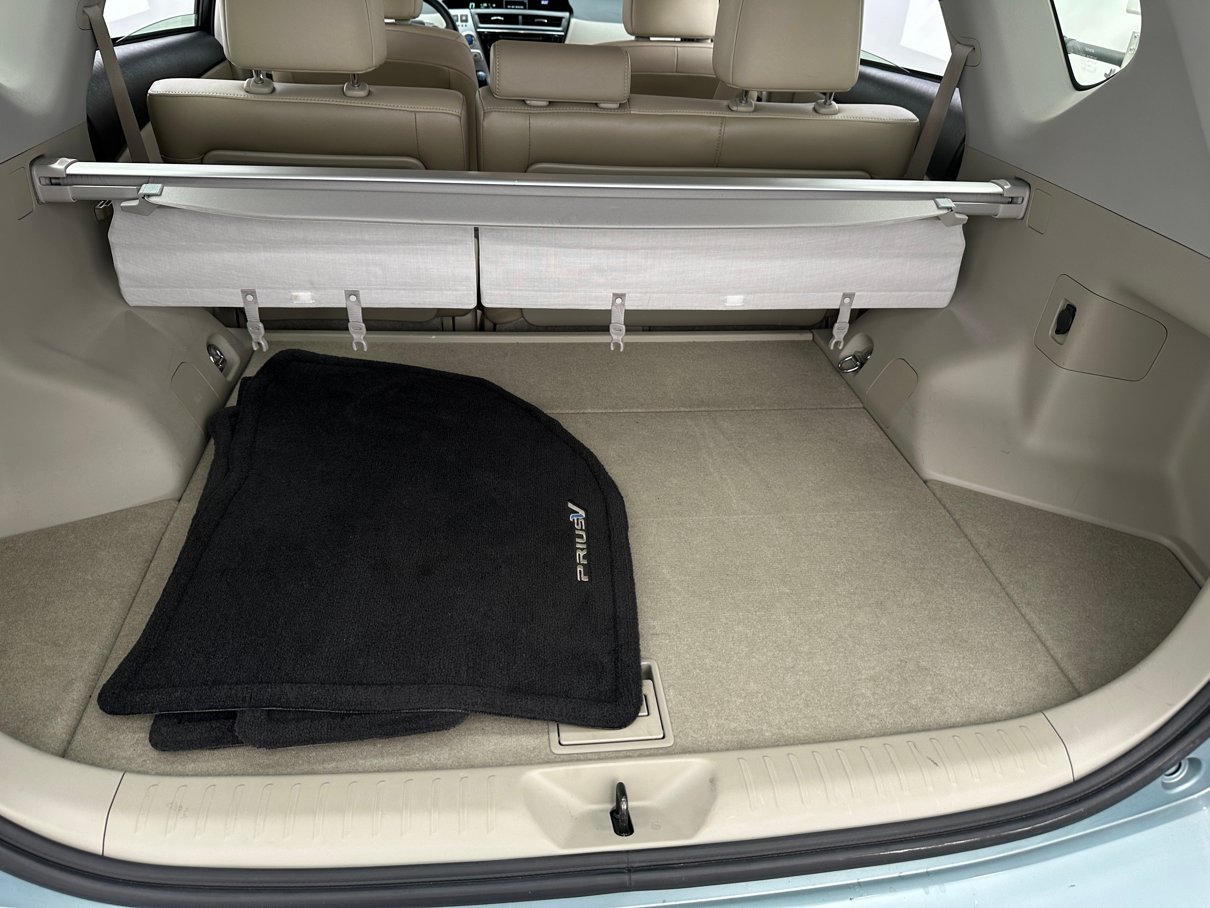 2015 Toyota Prius v Four 6