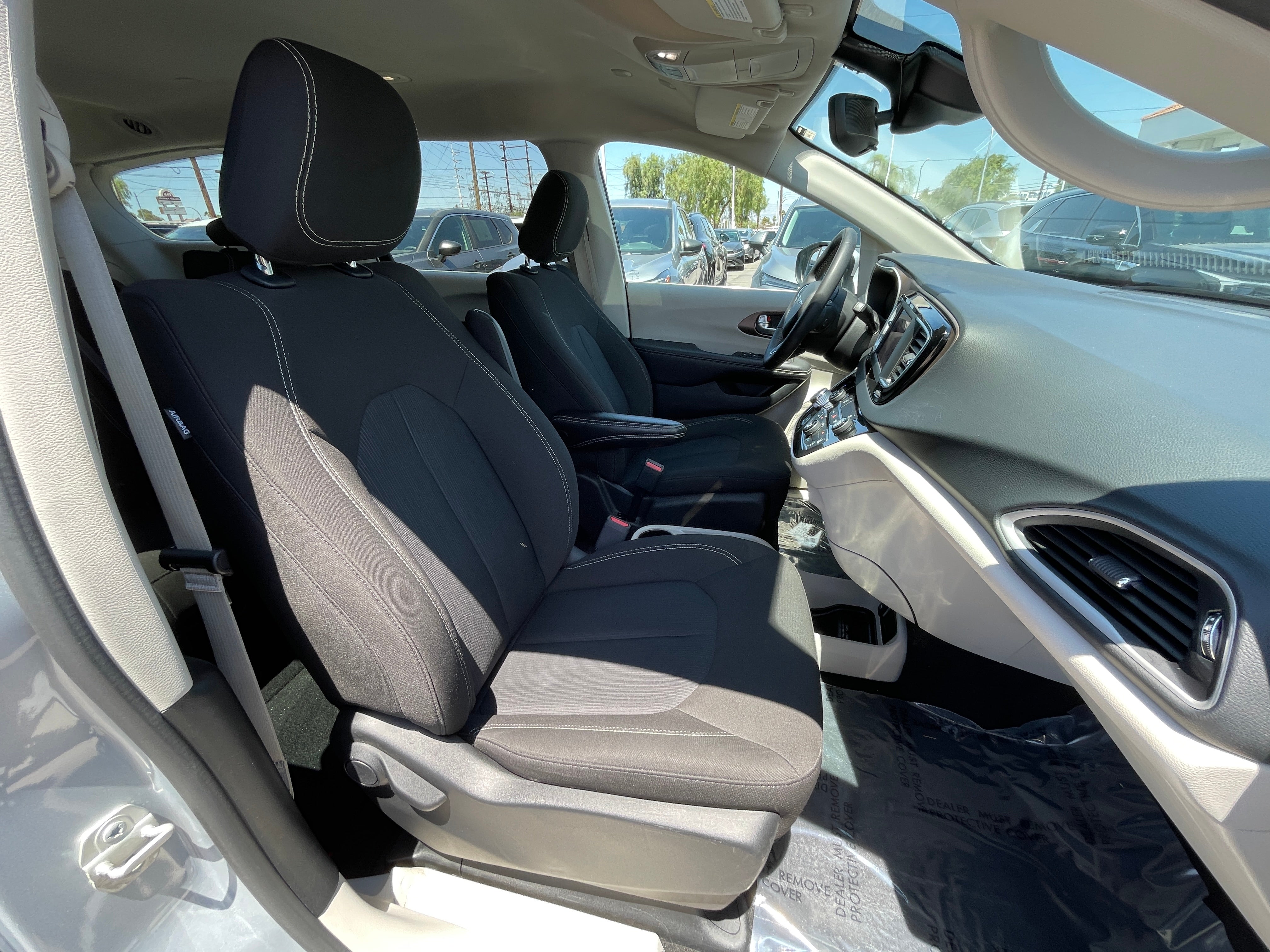 2023 Chrysler Voyager LX 2