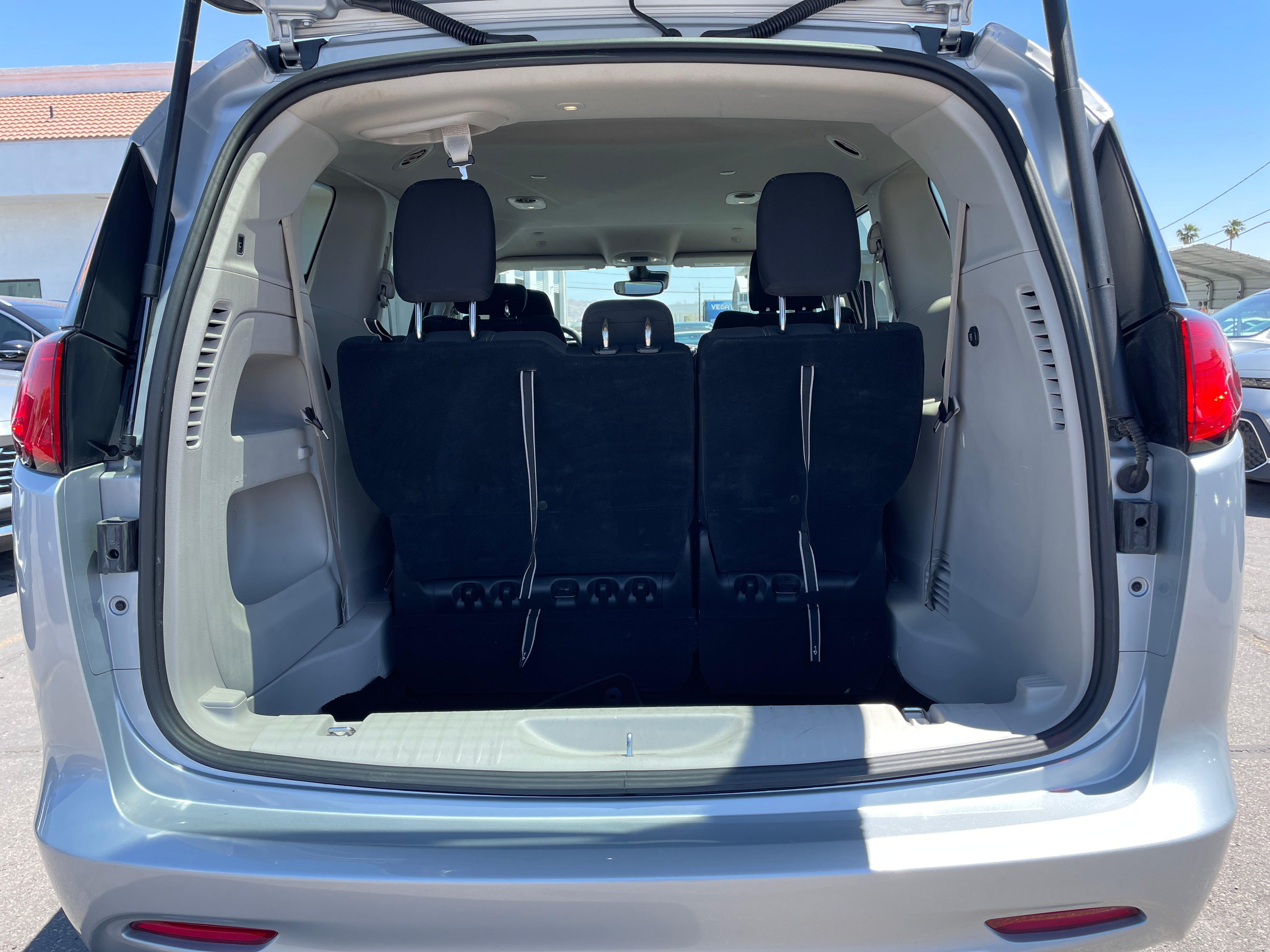 2023 Chrysler Voyager LX 4