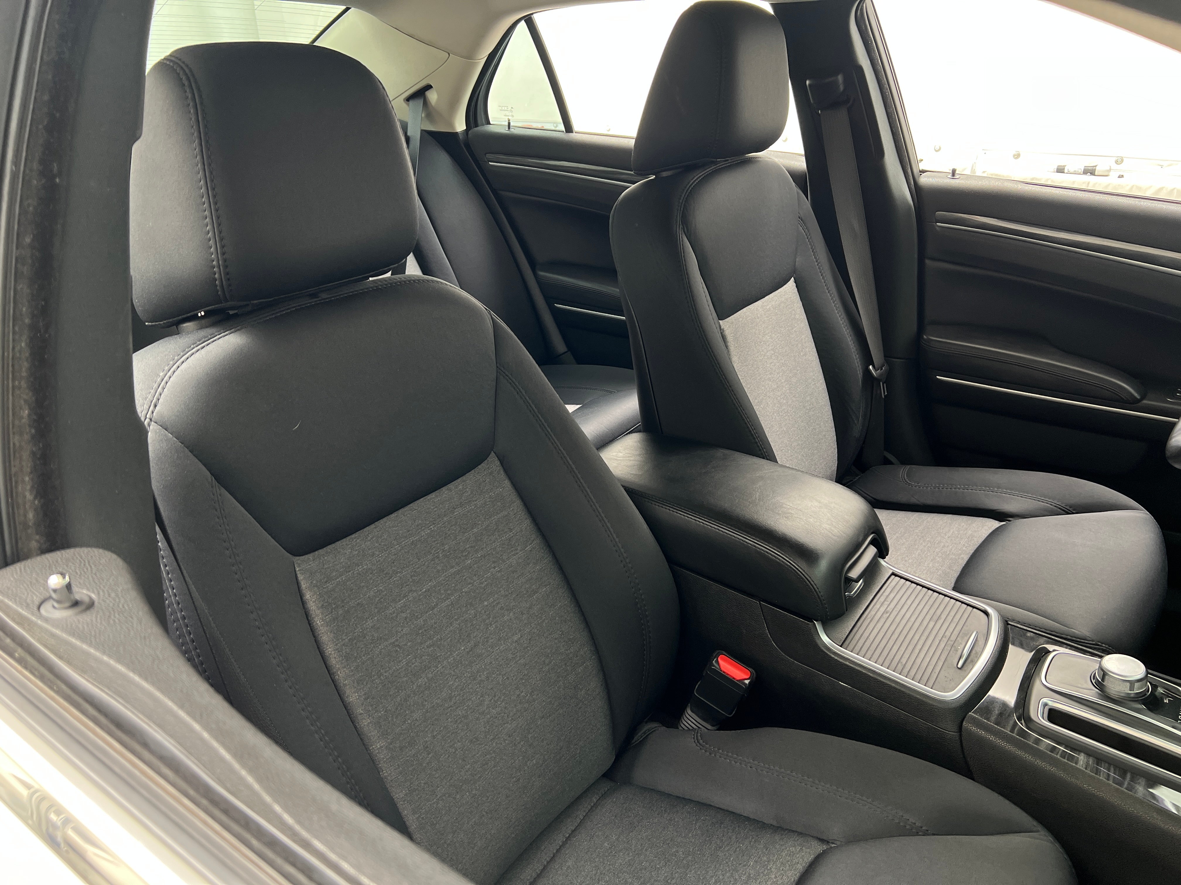 2018 Chrysler 300 Touring 2