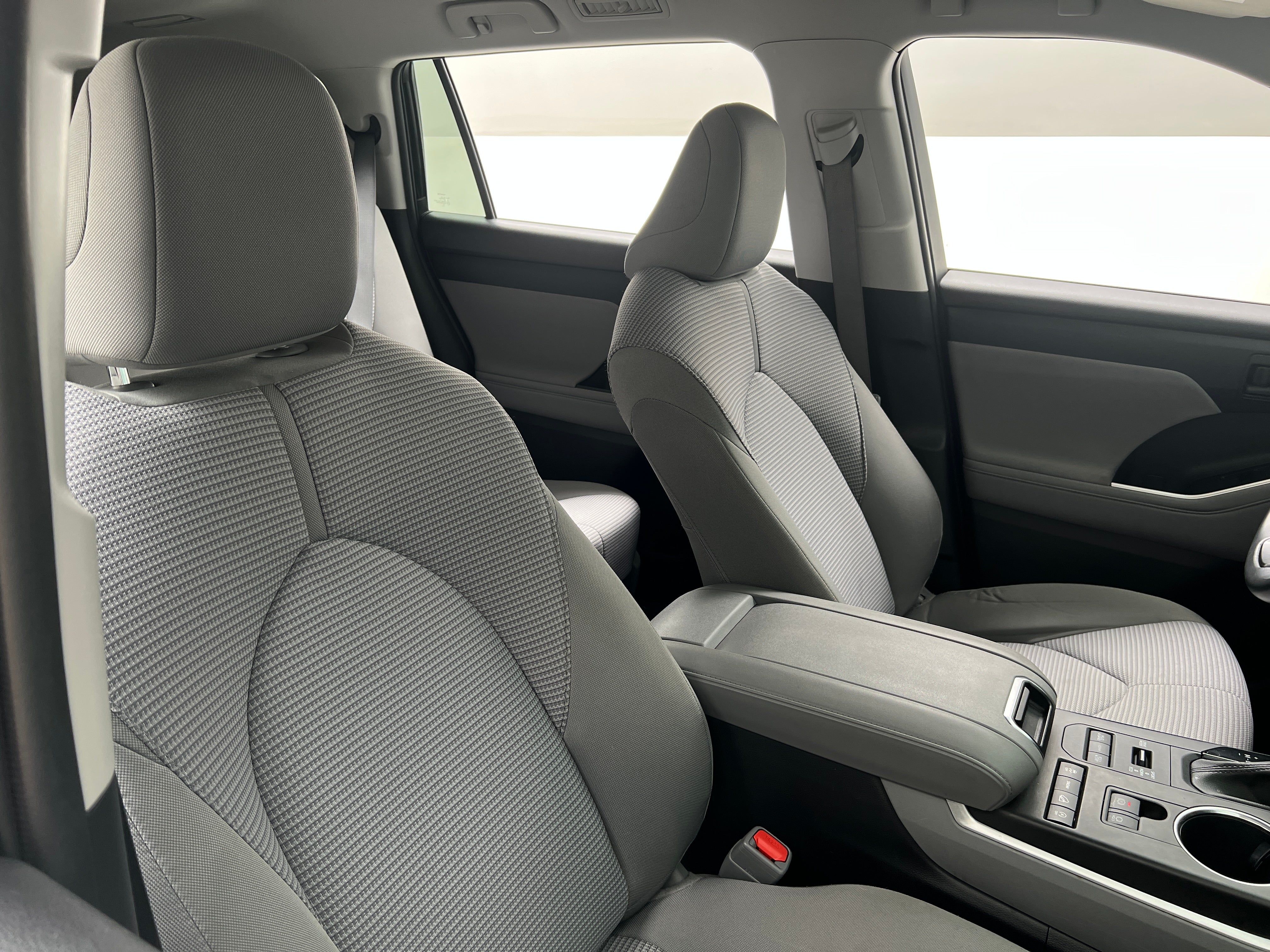 2022 Toyota Highlander LE 2