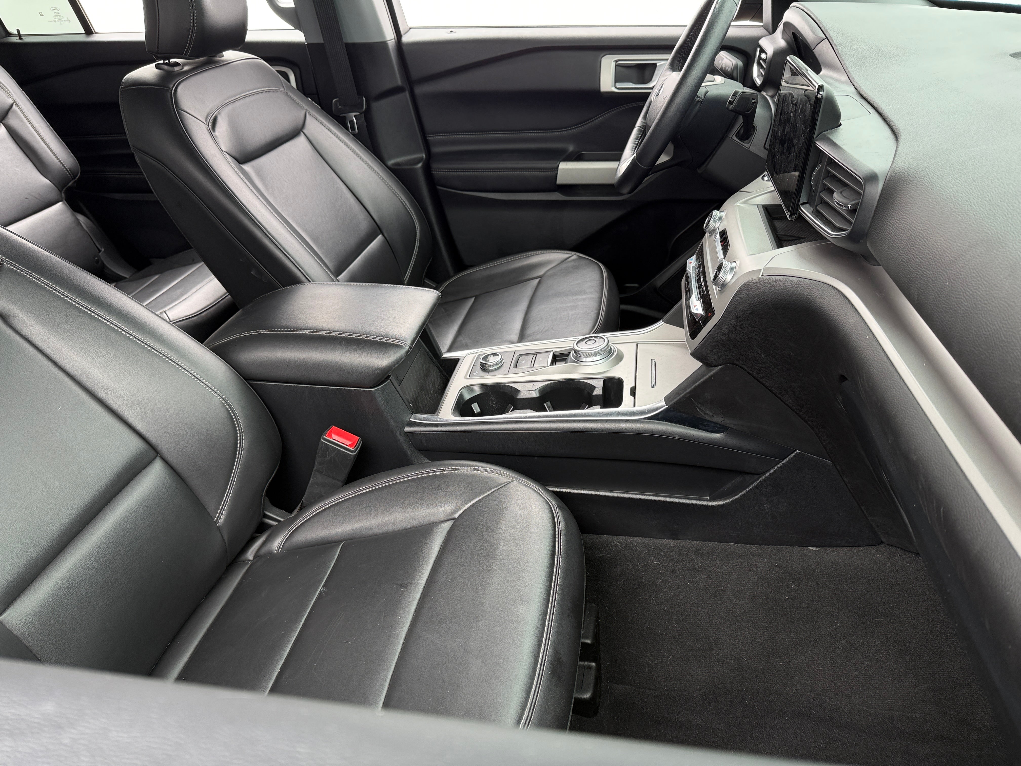 2022 Ford Explorer XLT 2