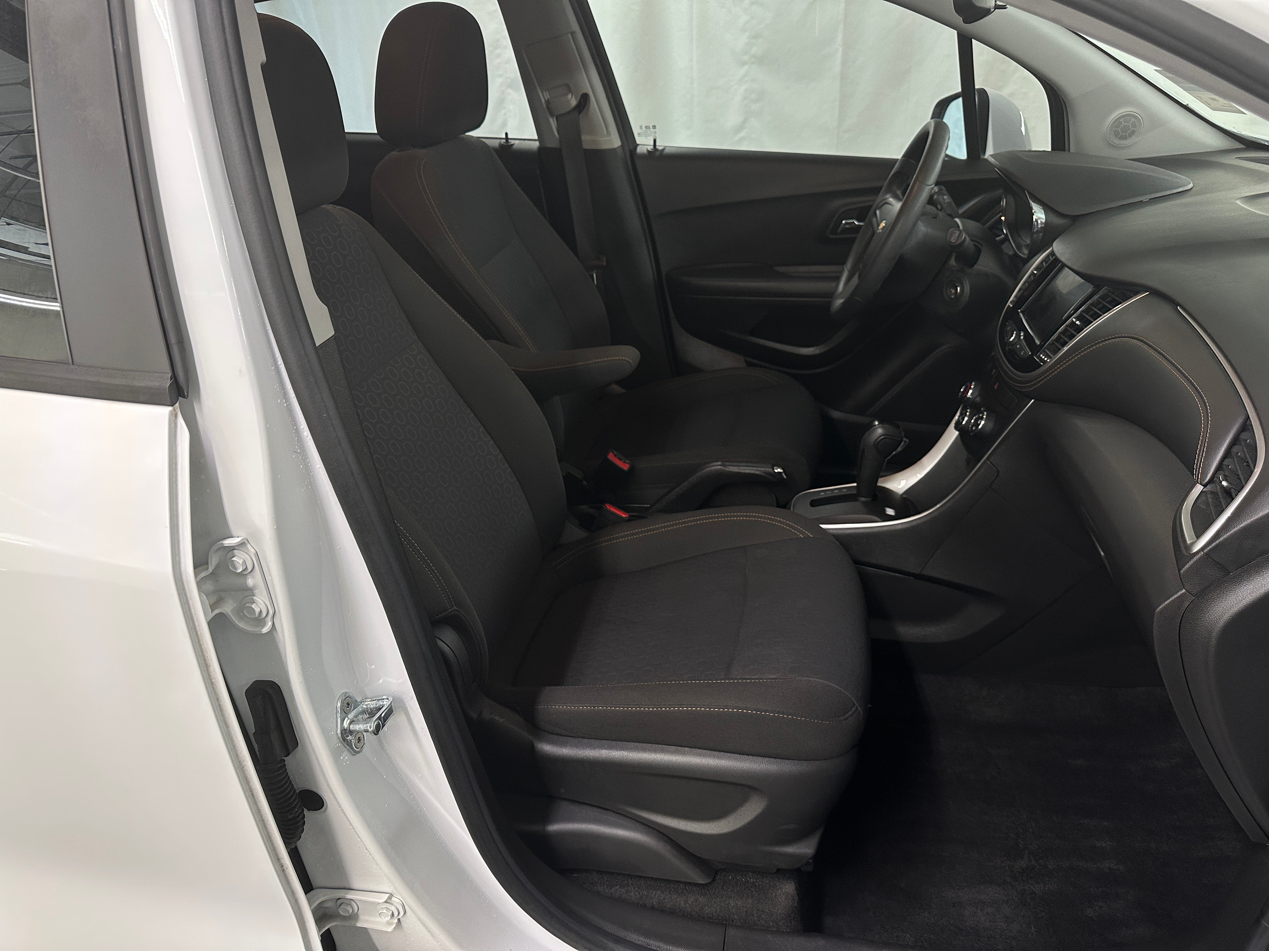 2020 Chevrolet Trax LS 2