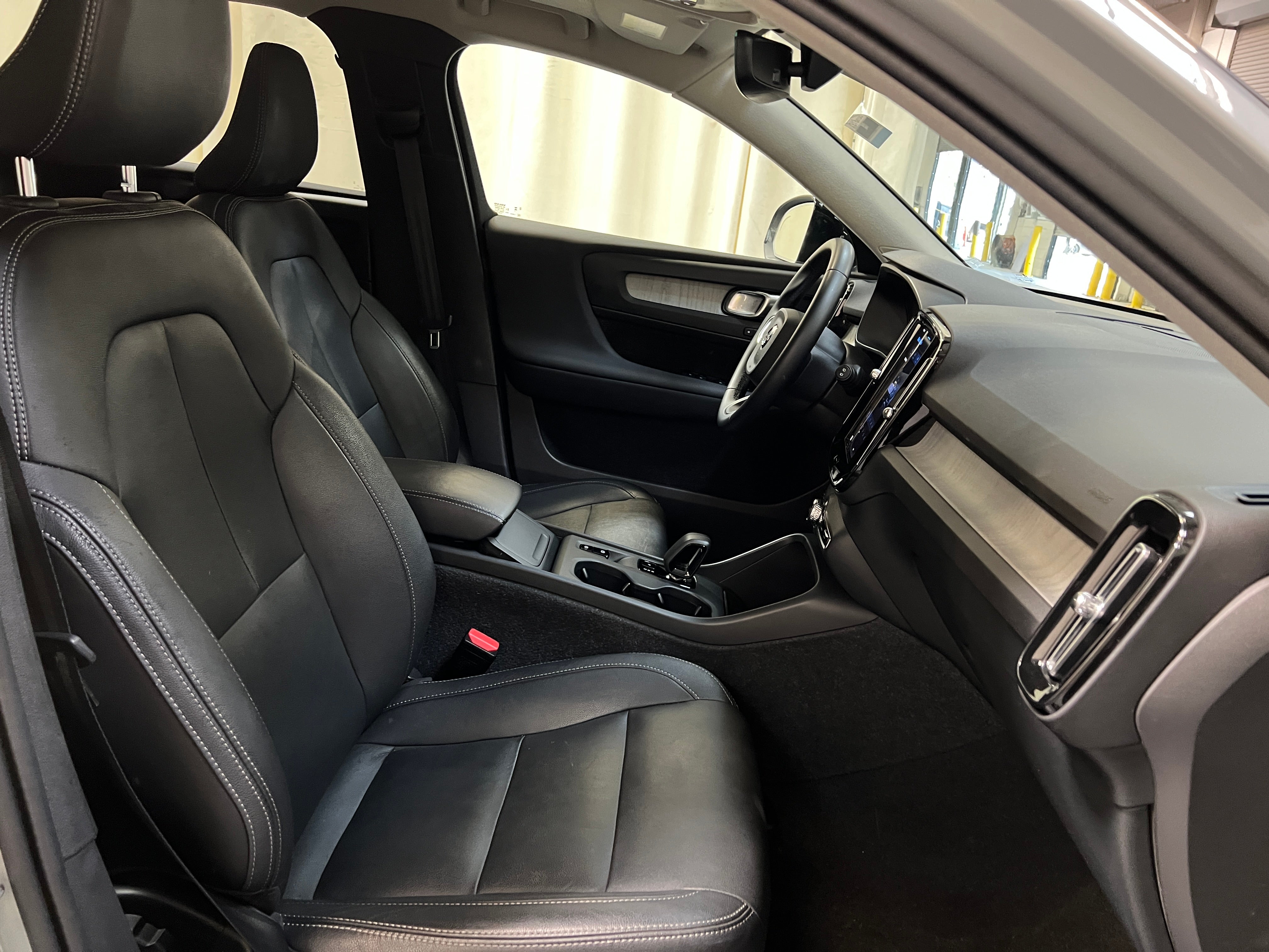 2024 Volvo XC40 B5 Core 2