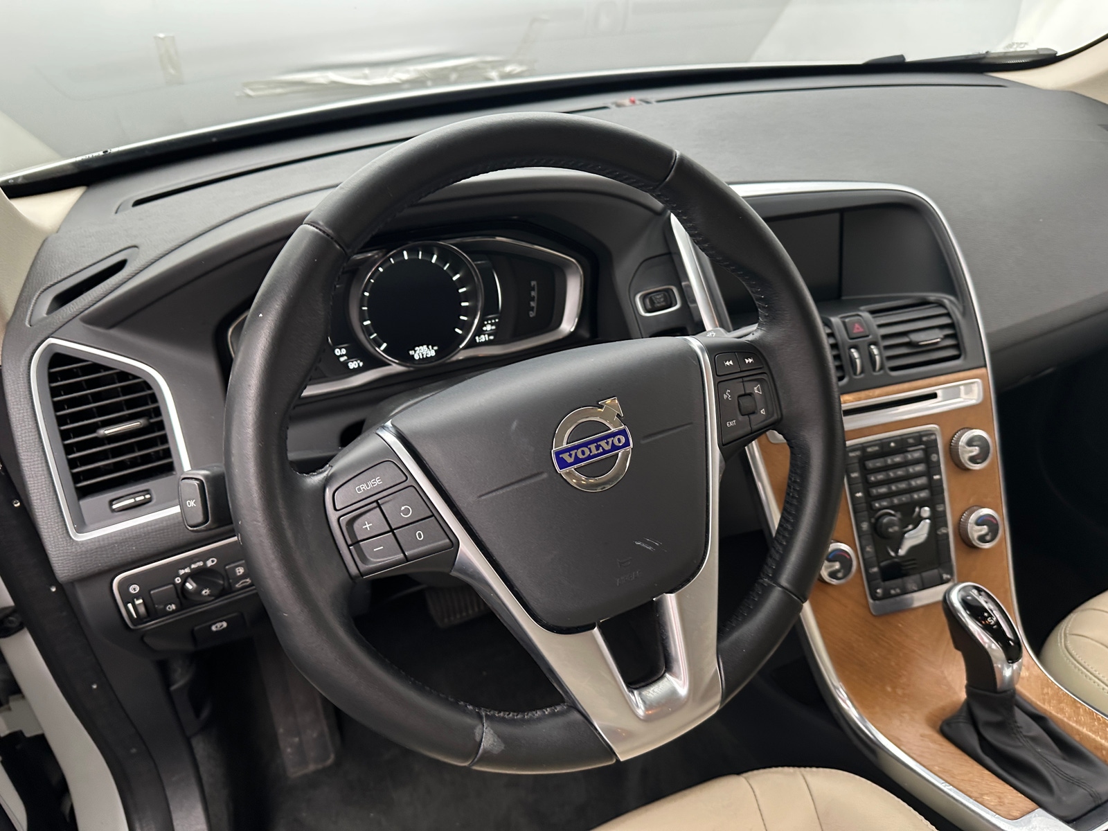 Thumbnail: 2017 Volvo XC60 - 4